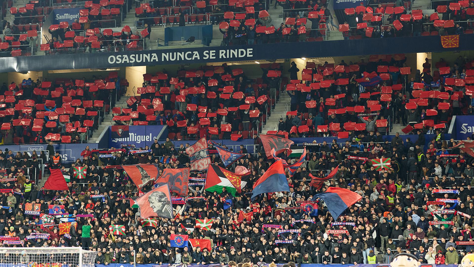 La grada rojilla en El Sadar durante el encuentro de la Jornada 13 entre Osasuna y Real Sociedad /