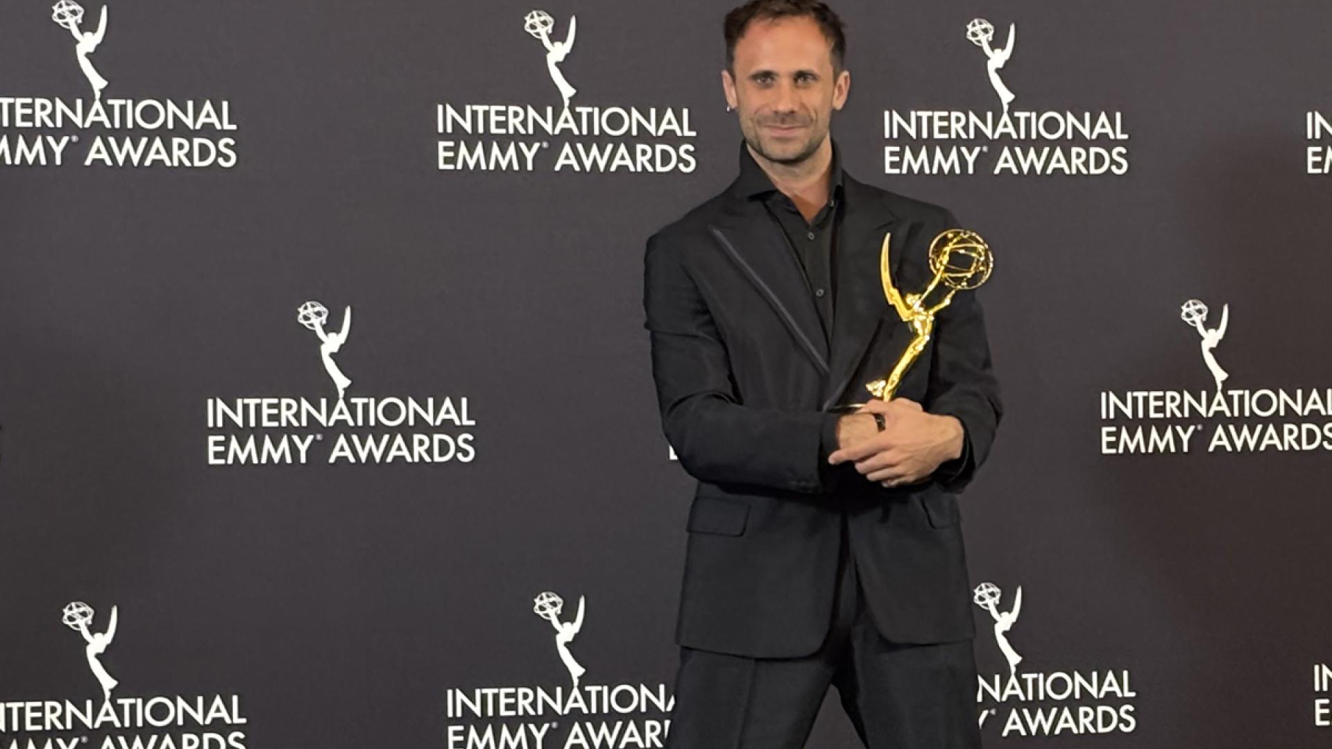 El actor español Oriol Pla sostiene una estatuilla al ganar como mejor actuación masculina este lunes, en la entrega de los premios Emmy Internacionales en Nueva York
