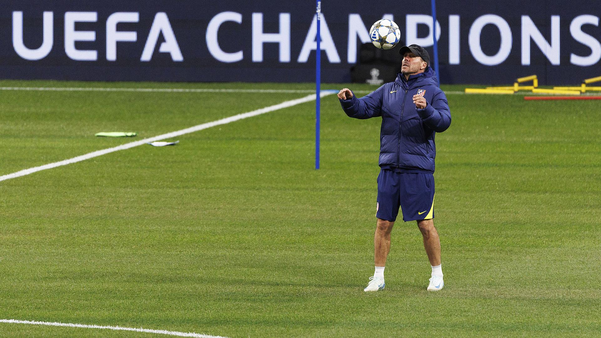 El entrenador del Atlético de Madrid, el argentino Diego Simeone, durante el entrenamiento de este martes en el estadio Metropolitano de Madrid /