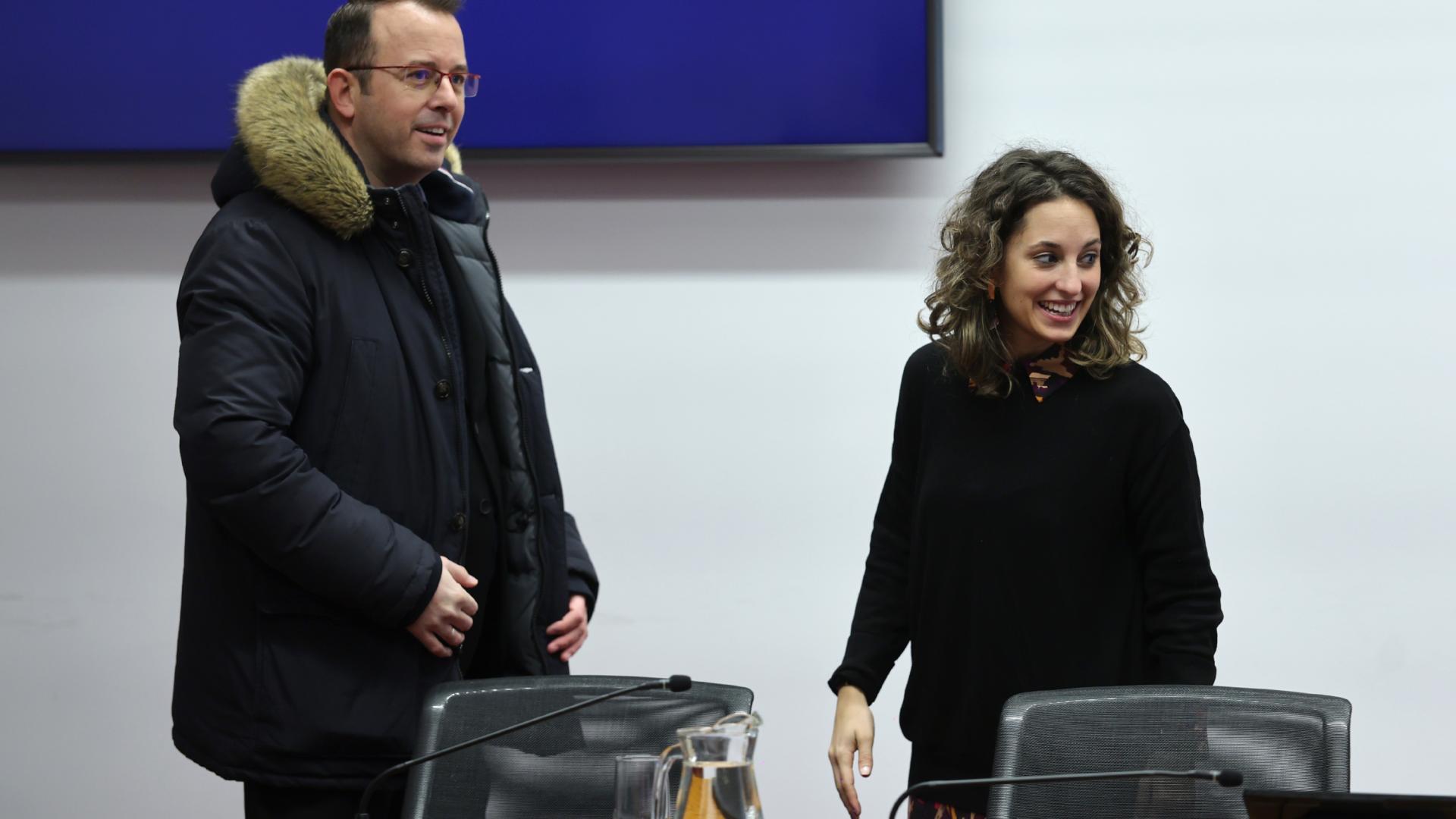 El director de Industria, Ignacio Irujo, con Irati Jiménez, presidenta de la comisión parlamentaria