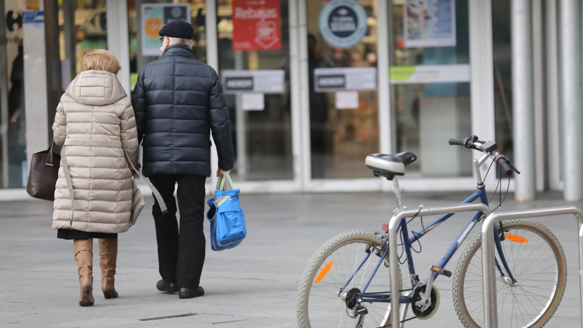 A: EDUARDO BUXENS F: 22 ENER0 2021 L : PAMPLONA , P: T: IMÁGENES GENÉRICAS POBLACIÓN TERCERA EDAD , ABUELOS, MAYORES / Dos personas mayores se dirigen a comprar a un centro comercial.