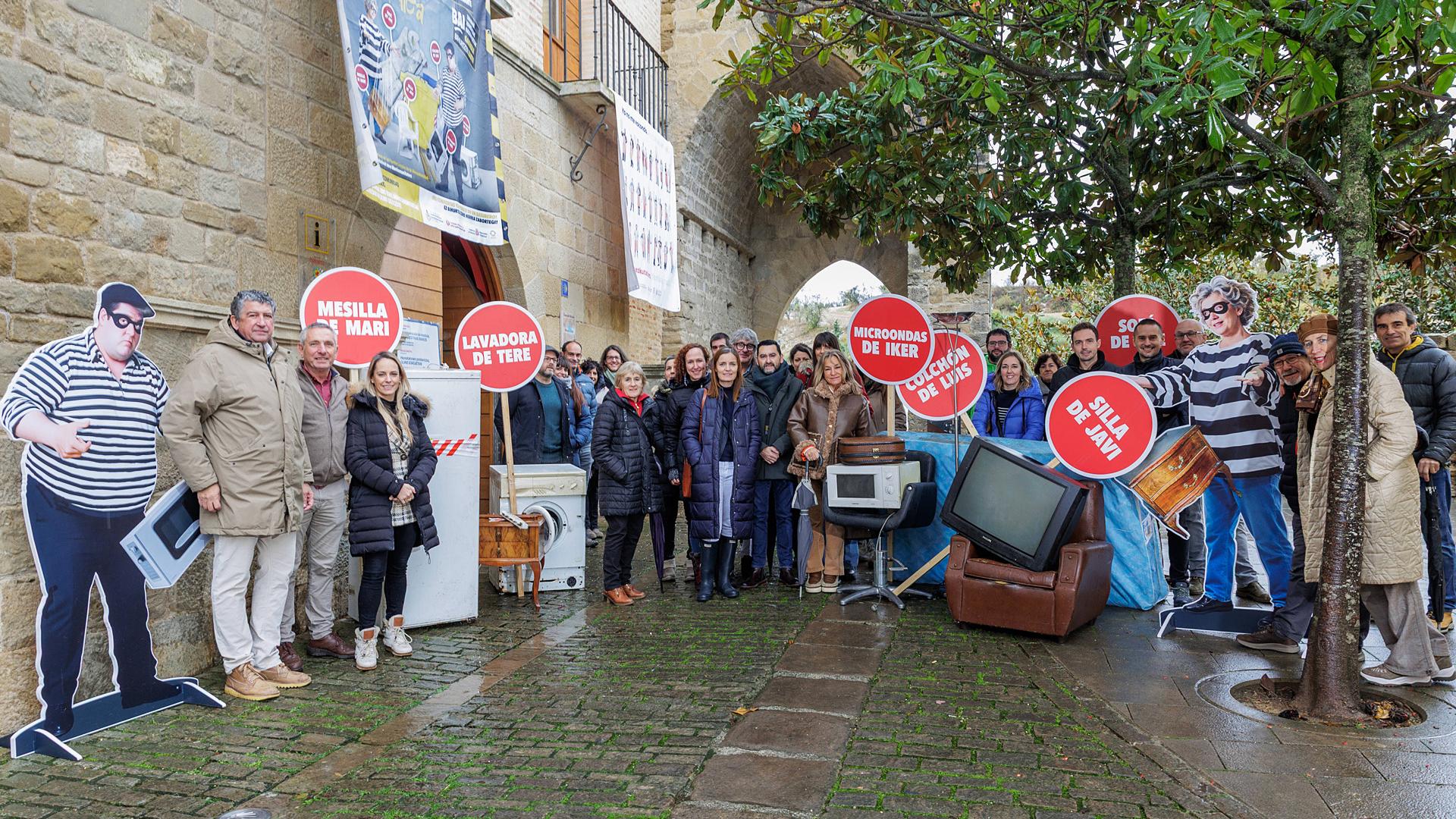 Los asistentes a la presentación con parte del material que se va a utilizar durante la Semana Europea de la Prevención de Residuos
