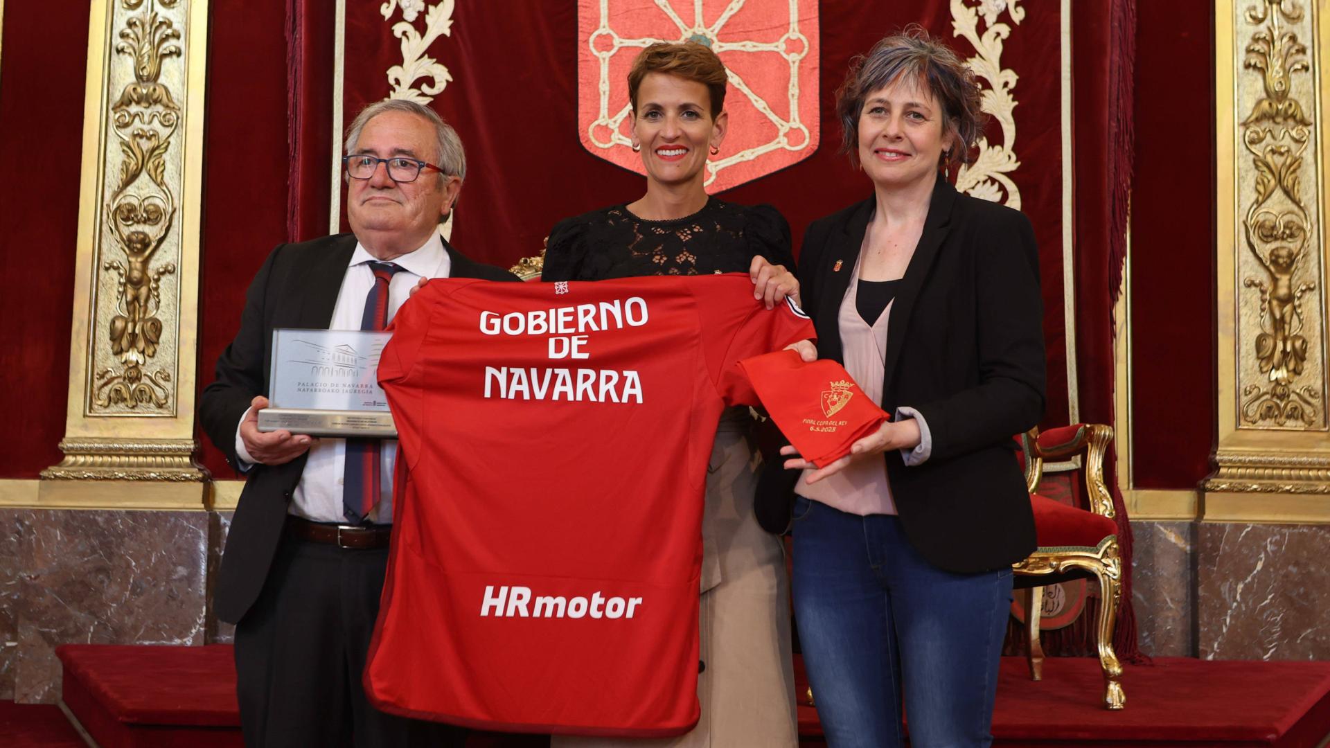 Luis Sabalza, María Chivite y Rebeca Esnaola, en la recepción del Gobierno en 2023 tras la final de Copa