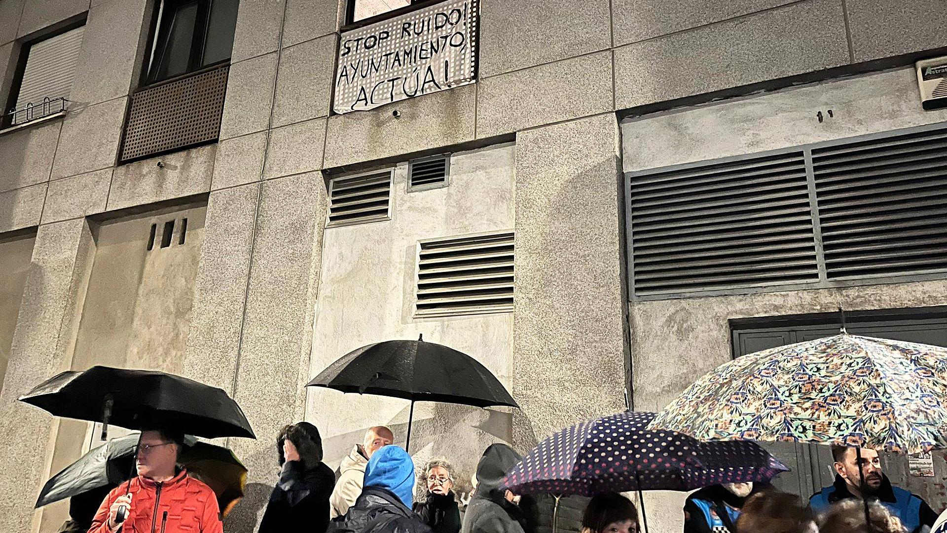 Vecinos concentrados junto al edificio objeto de la polémica