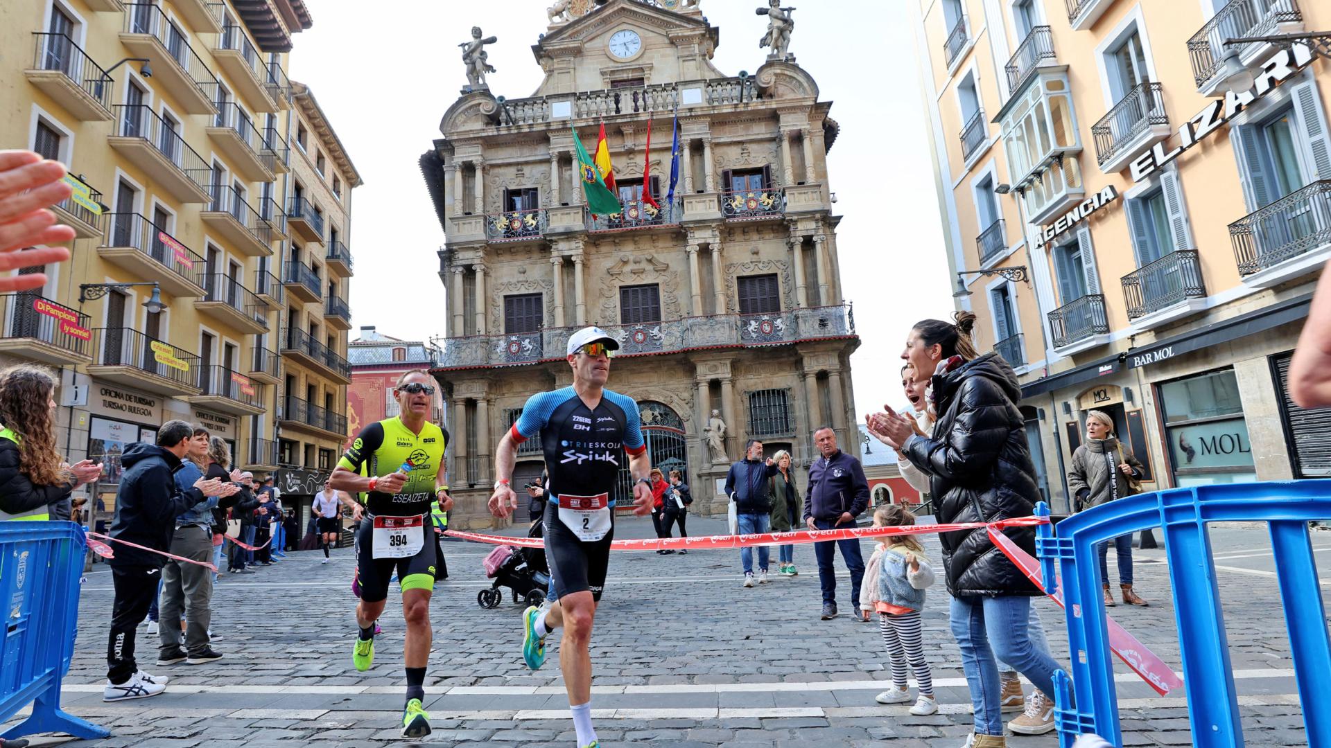 Varios participantes en la Half Triatlón Pamplona de 2023