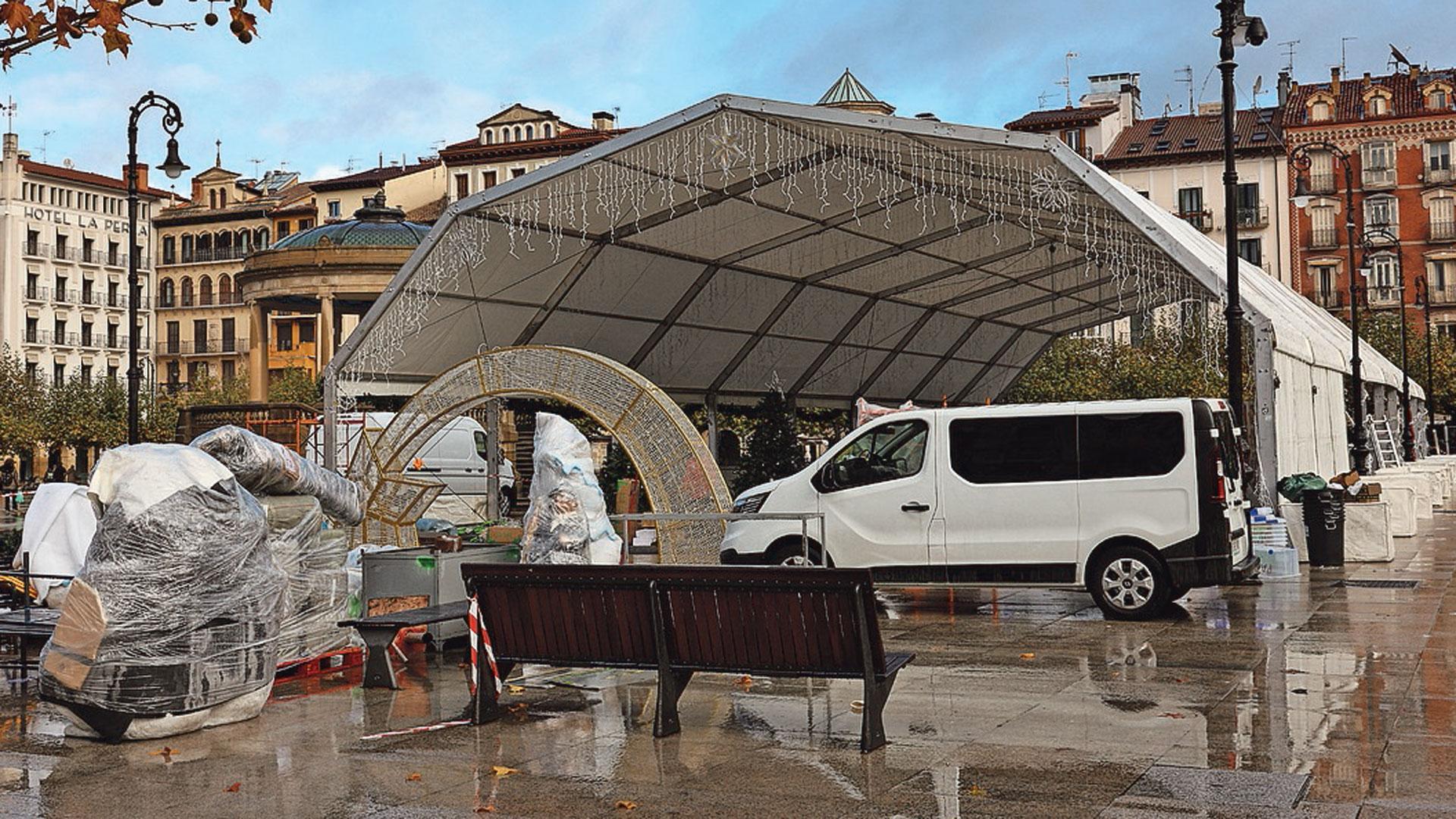 Materiales para montar la pista de hielo de la plaza del Castillo de Pamplona para Navidad