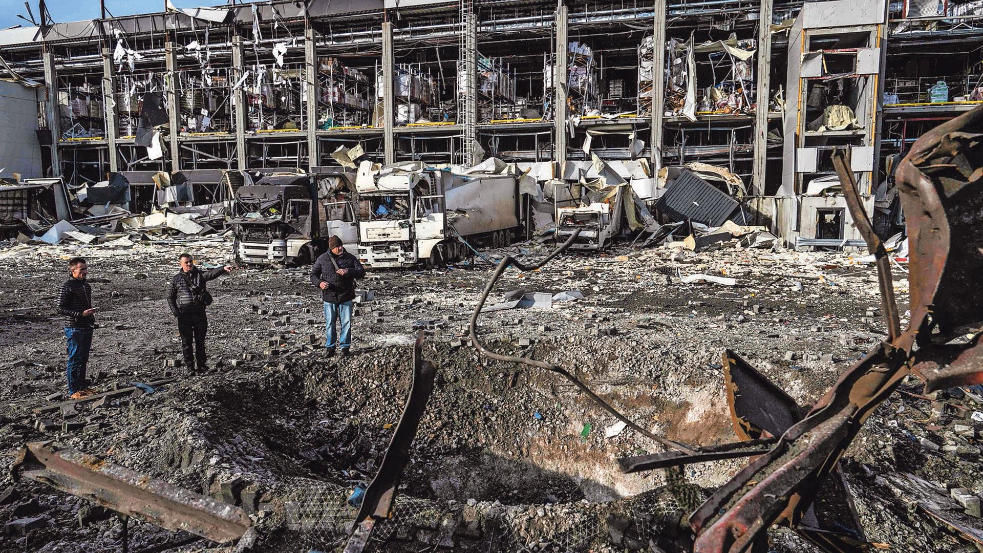 Imagen del cráter abierto por un proyectil ruso en el último bombardeo sobre Kiev