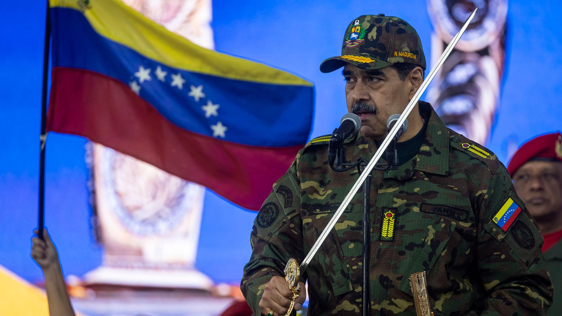 El presidente de Venezuela, Nicolás Maduro, habla ante sus seguidores sosteniendo la espada de Simón Bolívar este martes este martes, en Caracas