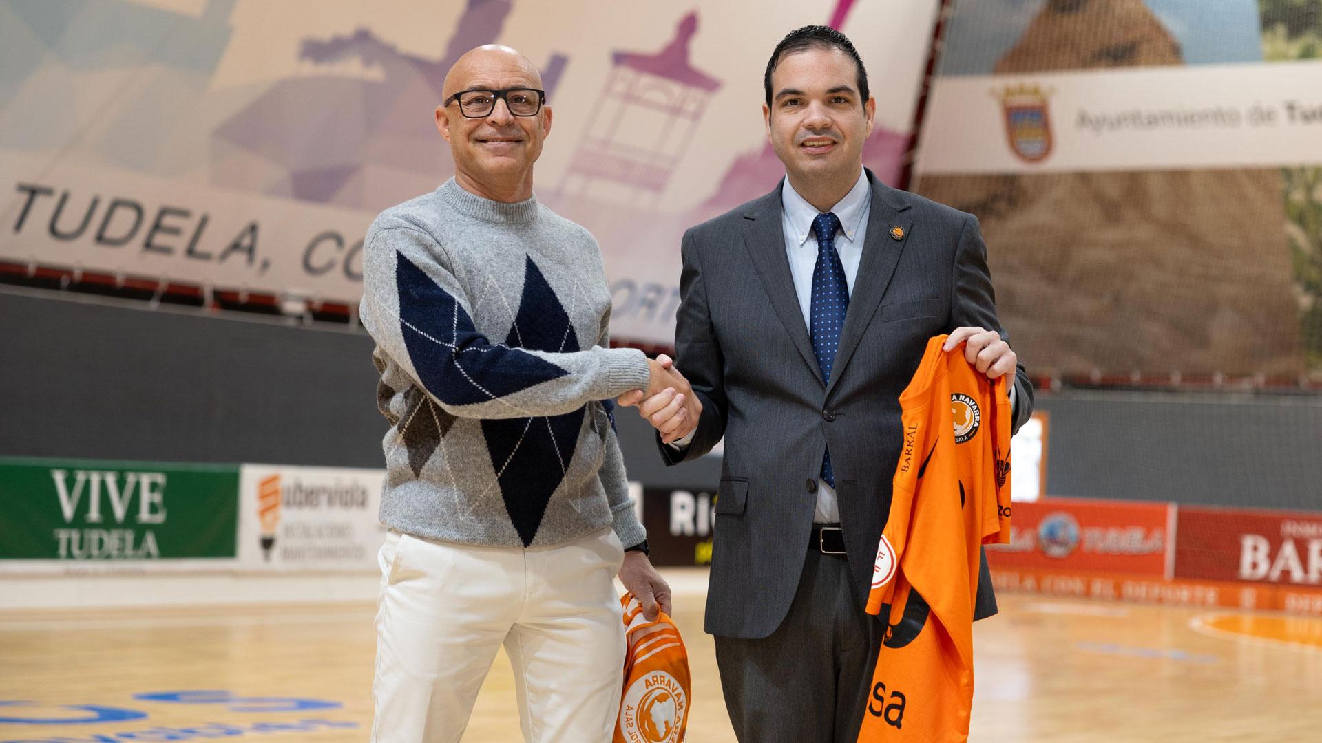 Presentación Juan Antonio Miguel García 'Juanito' como nuevo entrenador del ATP Ribera junto al presidente y propietario del club, Ramón Lázaro