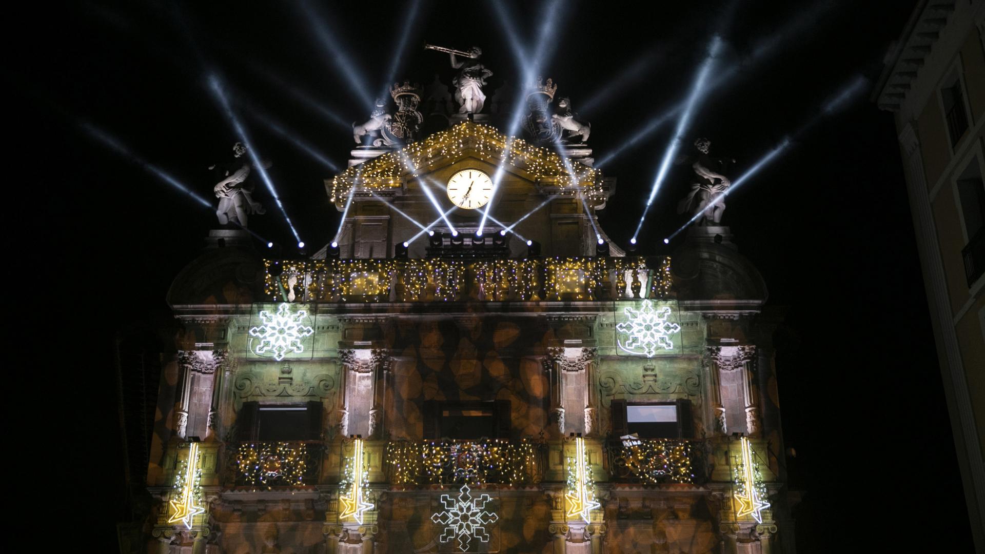 Imagen de archivo de la fachada de la Casa Consistorial con la iluminación de Navidad