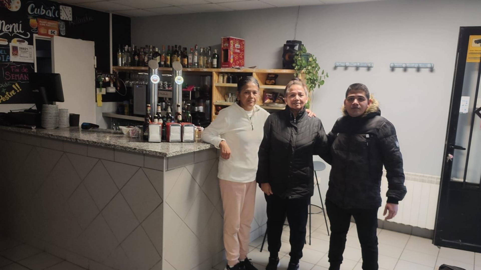 Belkis Polanco, a la izquierda, junto a su hermana Jacqueline y su sobrino José Manuel en el bar del polideportivo de Muez.