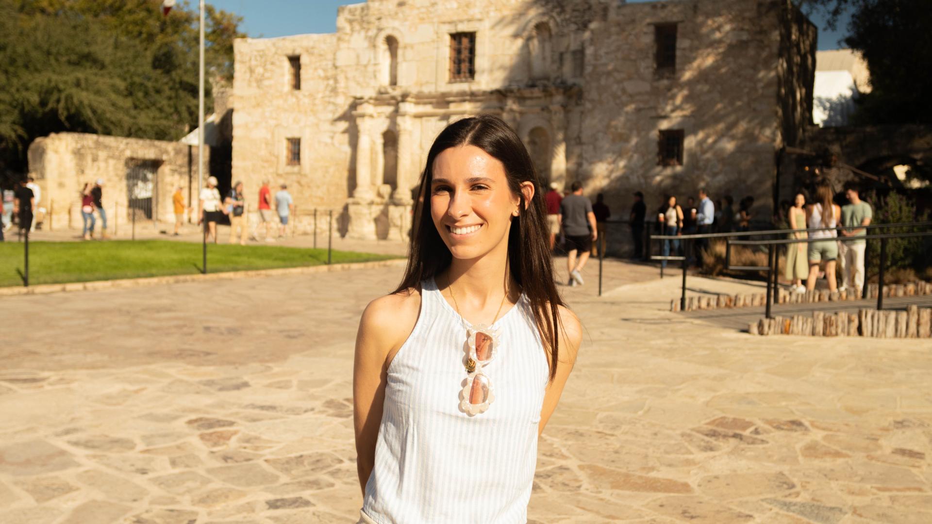 Cristina Torrubia, junto al Fuerte El Álamo, que se convirtió un lugar estratégico durante el conflicto entre colonos texanos y el ejército mexicano durante la Revolución de Texas (1835-1836)
