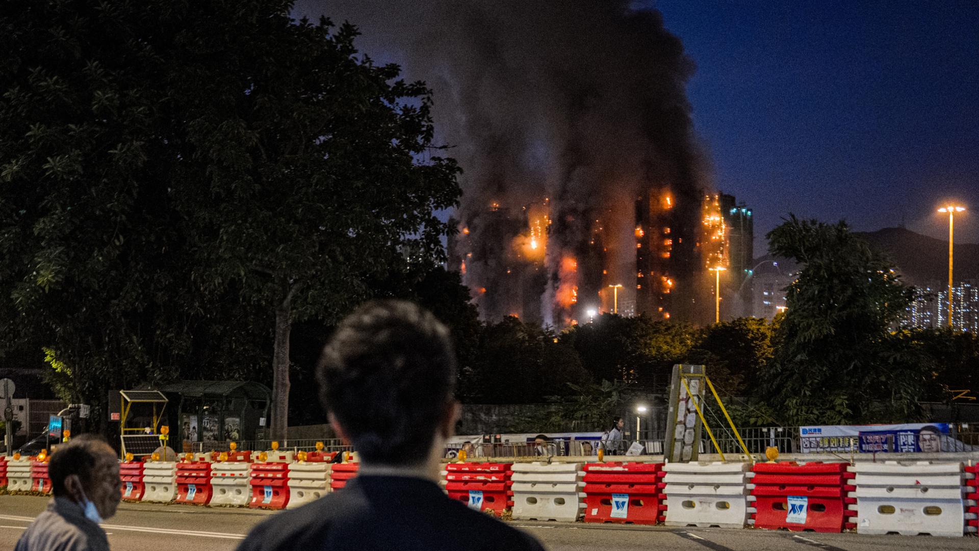 El incendio levanta una densa columna de humo