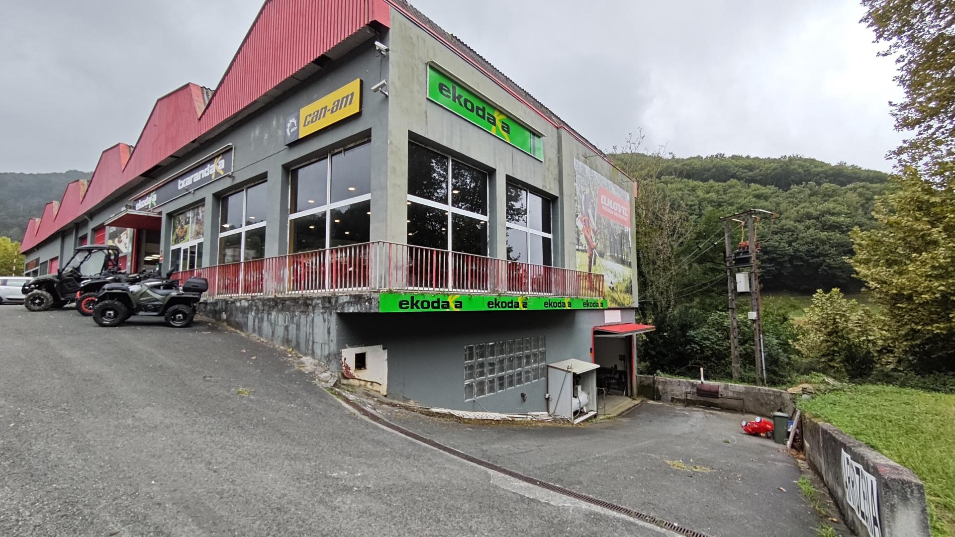Nave comercial/industrialcon vivienda en Bera