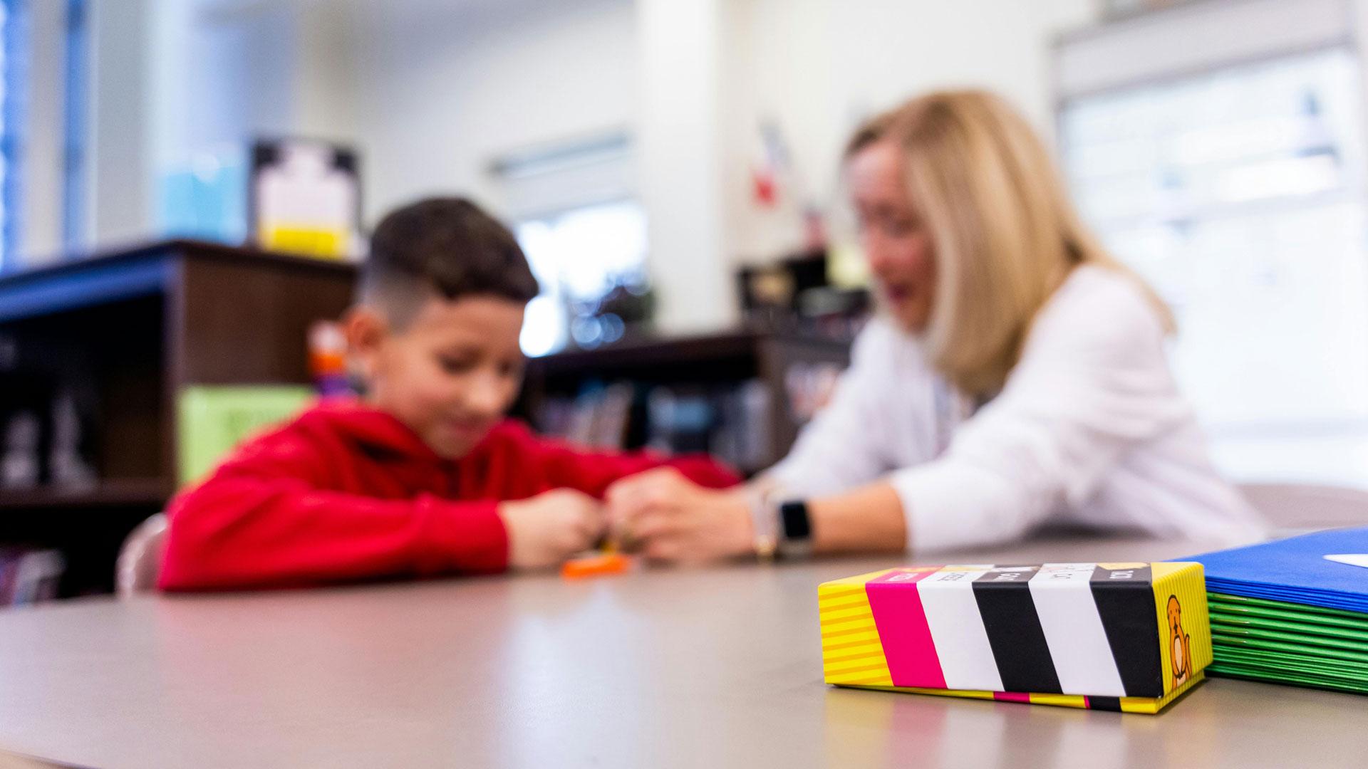 Una especialista de apoyo educativo con un menor con necesidades especiales