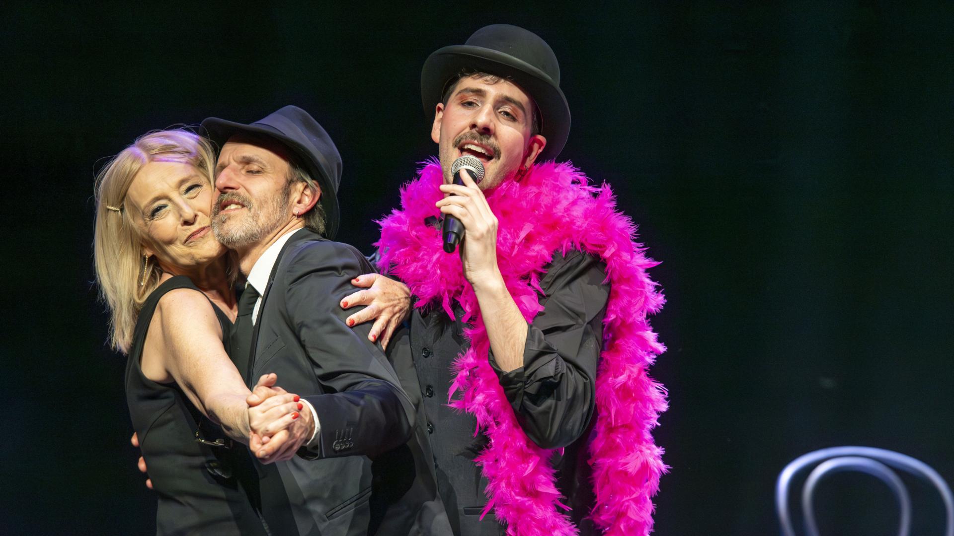 Maiken Beitia, Txori García Uriz y Oier Zuñiga, en una escena de 'Berlin Brecht Kabarett'