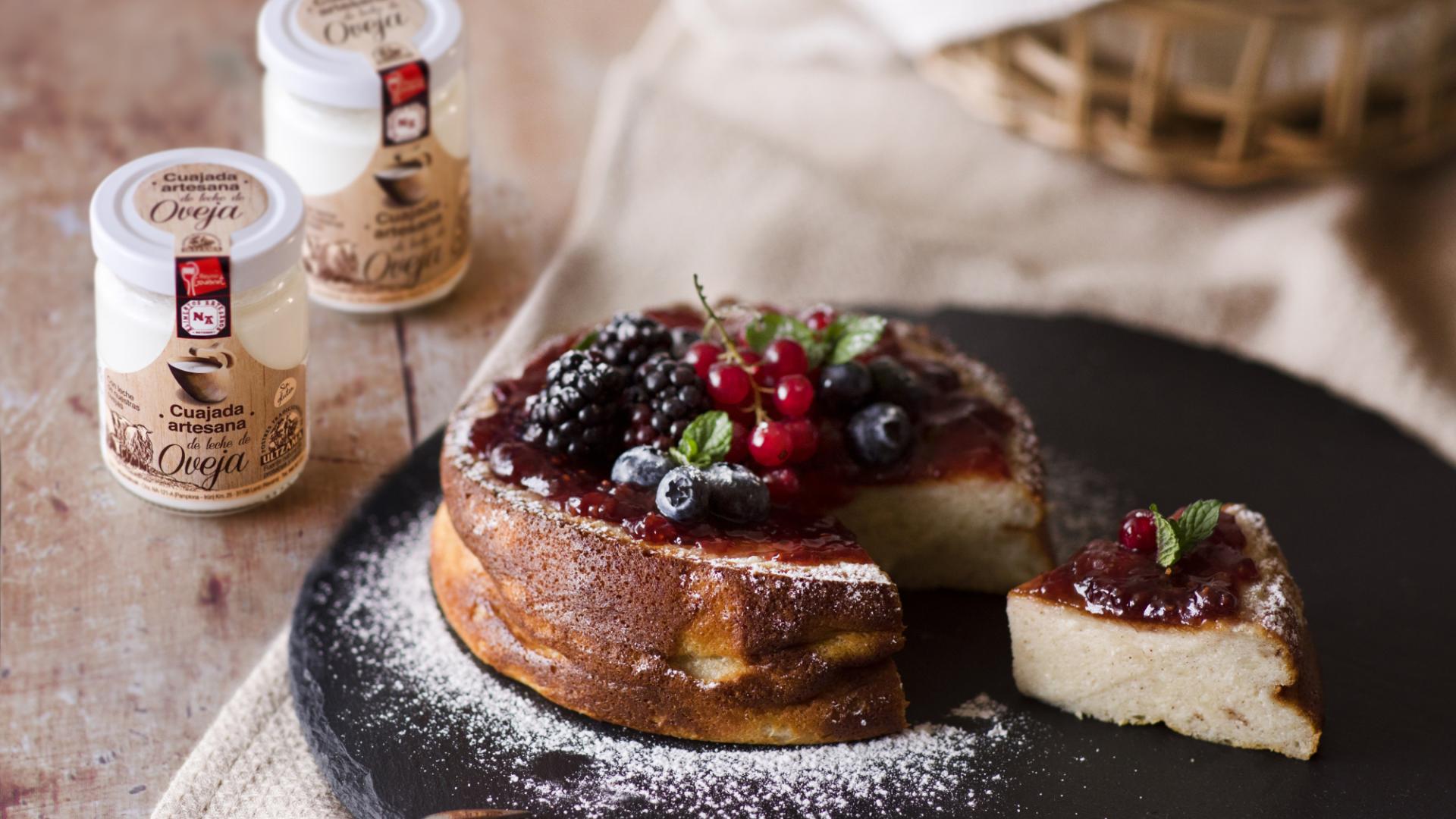 Con la cuajada de Postres Ultzama se pueden hacer tartas tan vistosas como esta