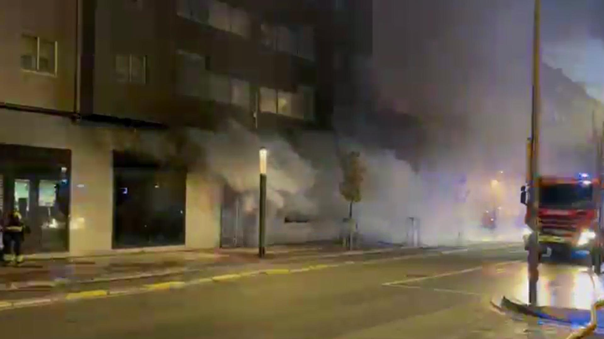 Efectivos de bomberos, en el exterior del bazar que se ha incendiado en la Rochapea
