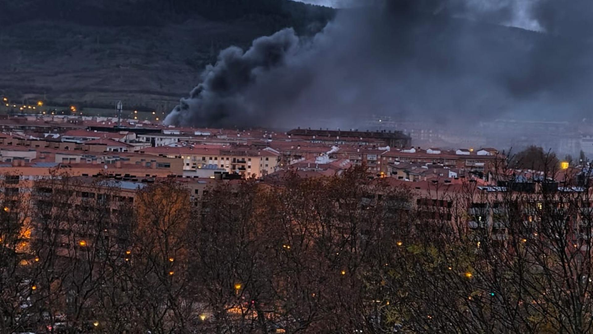 El humo del incendio en la Rochapea, visto desde las murallas de Pamplona