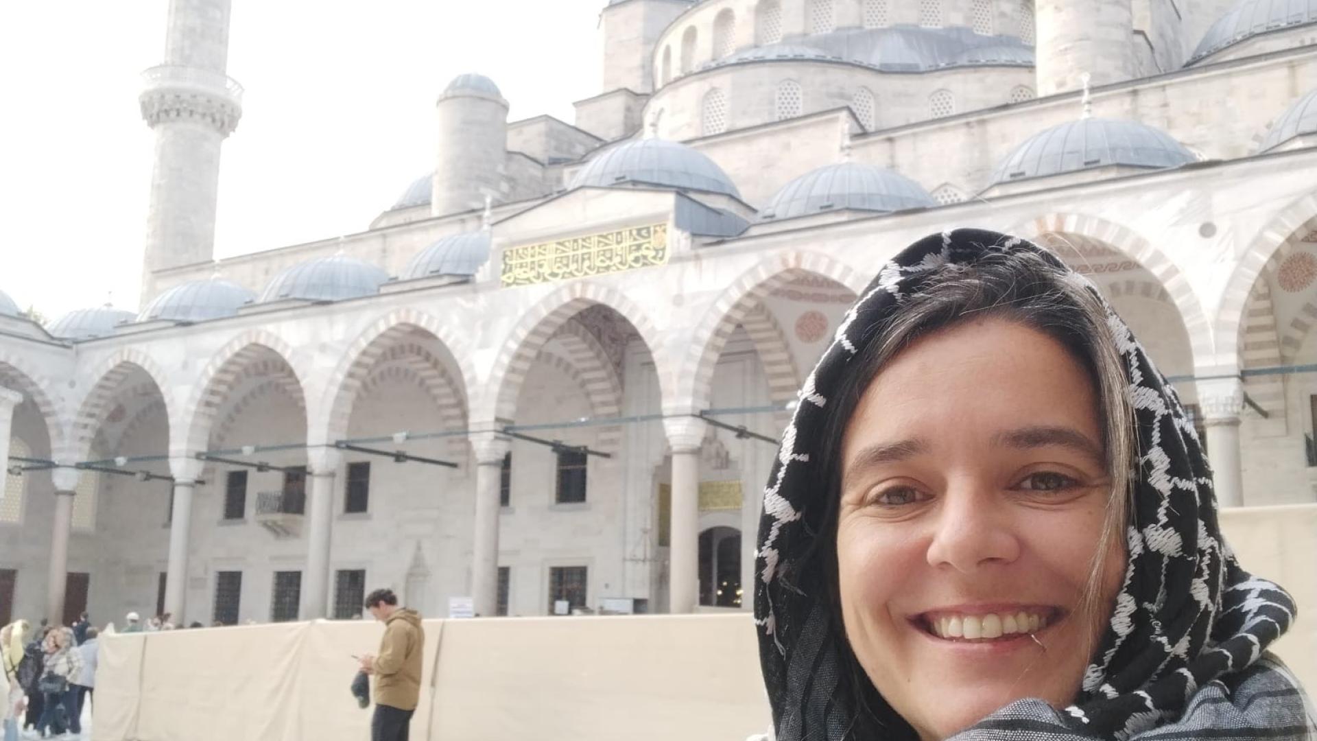 Patricia J. Peralta, visitando la Mezquita de Selim, en Edirne (Turquía)