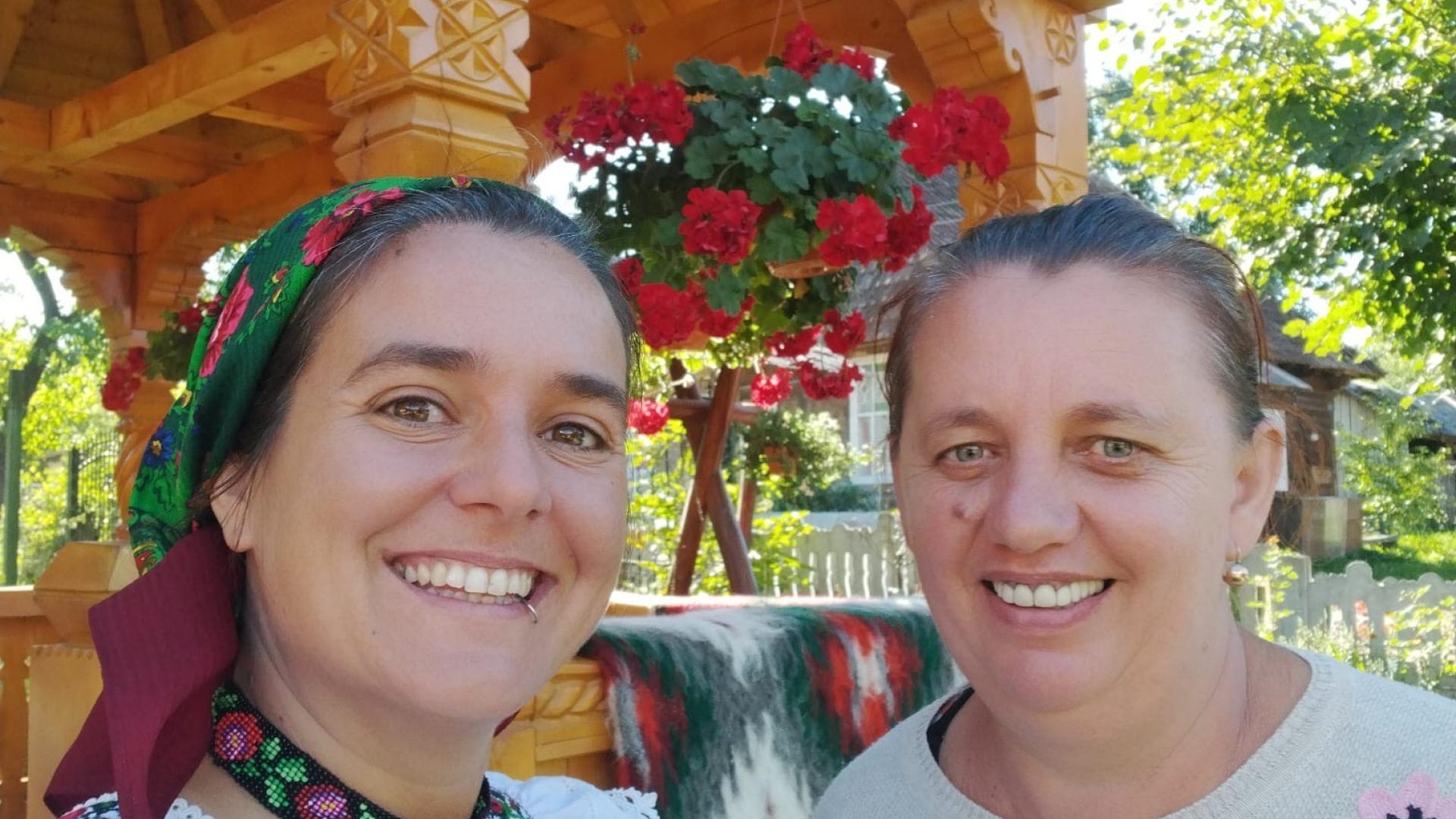 Con Ileana, en Breb (Maramures, Rumanía). "Buscaba un restaurante y me invitaron a comer a su casa"