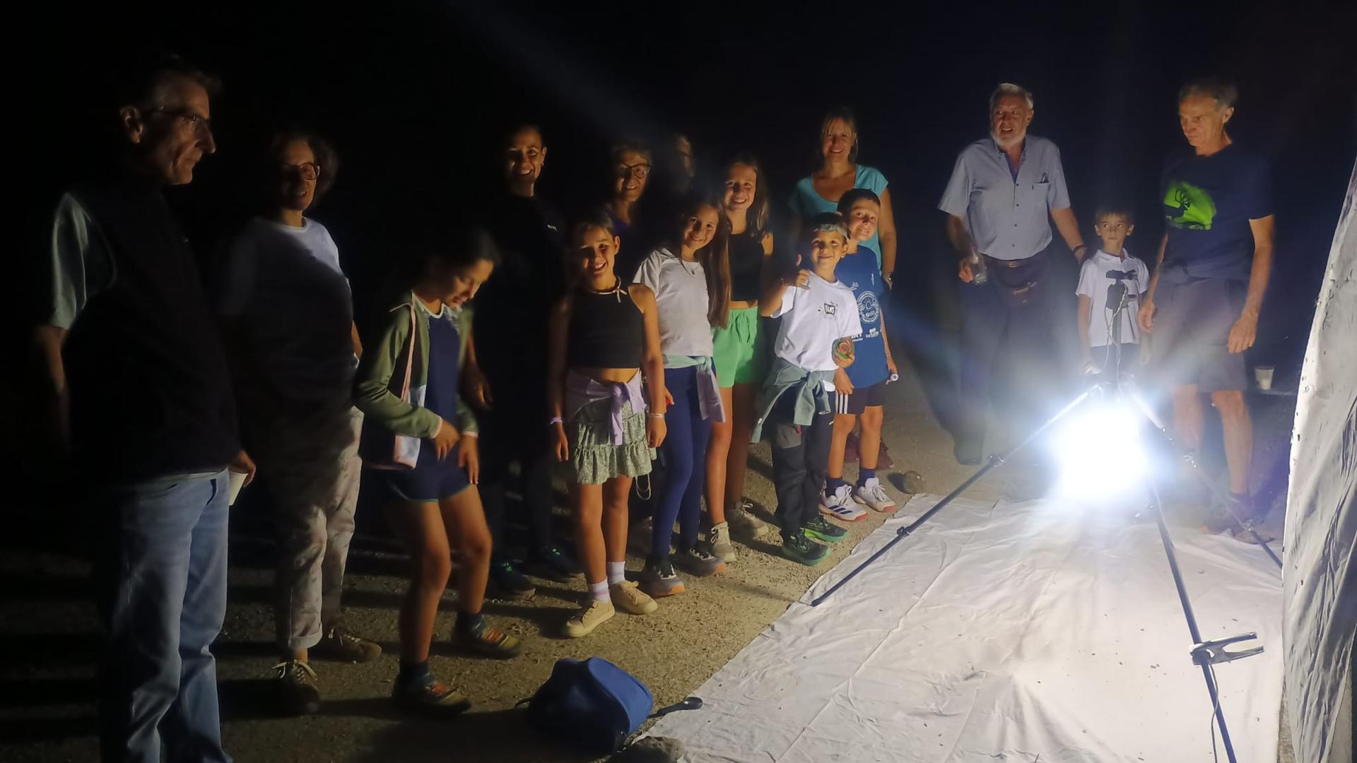 Niños y mayores durante una salida nocturna para localizar y censar mariposas en Sangüesa