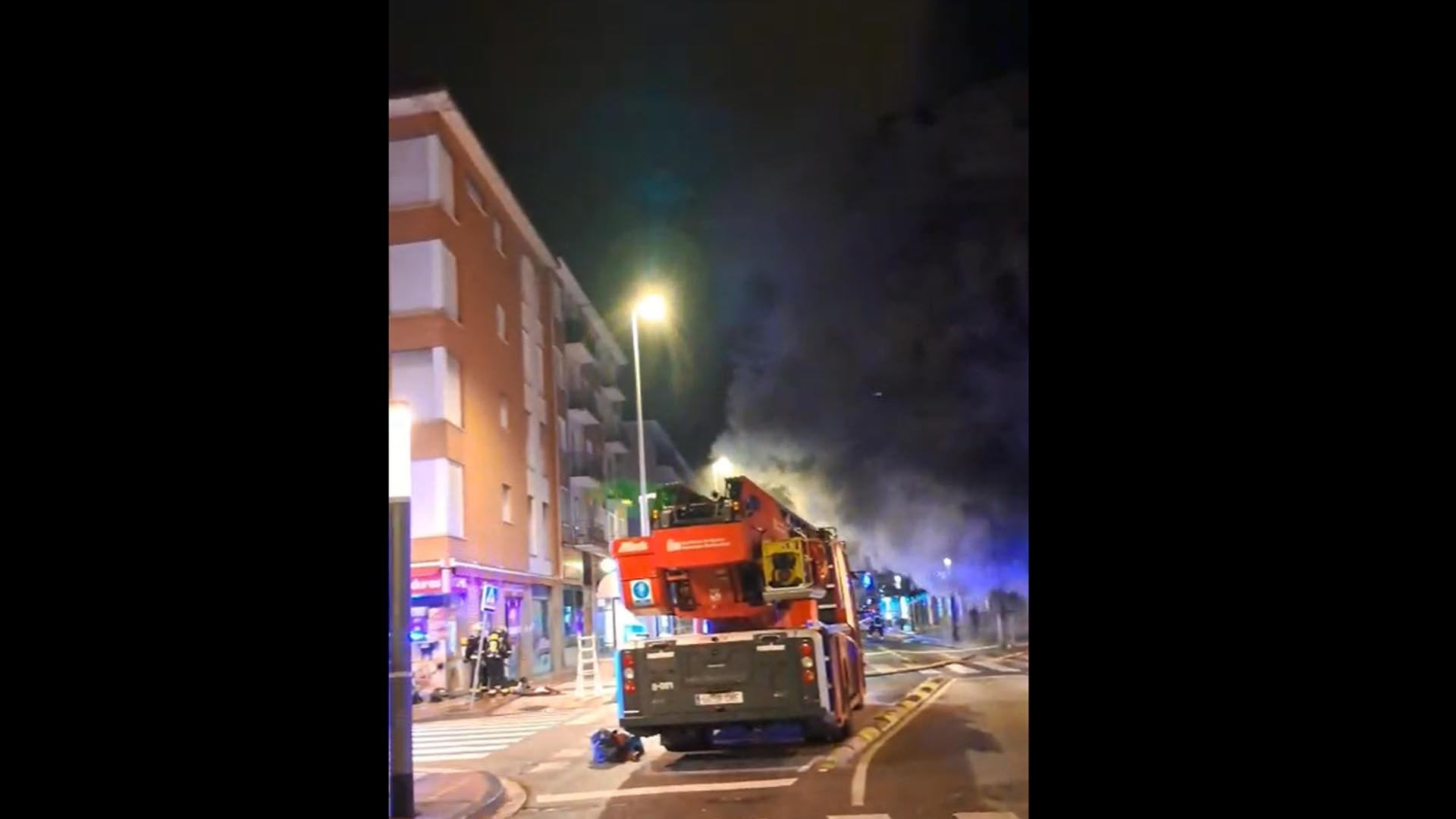Vecinos confinados por el humo tóxico del incendio en un bazar de la Rochapea