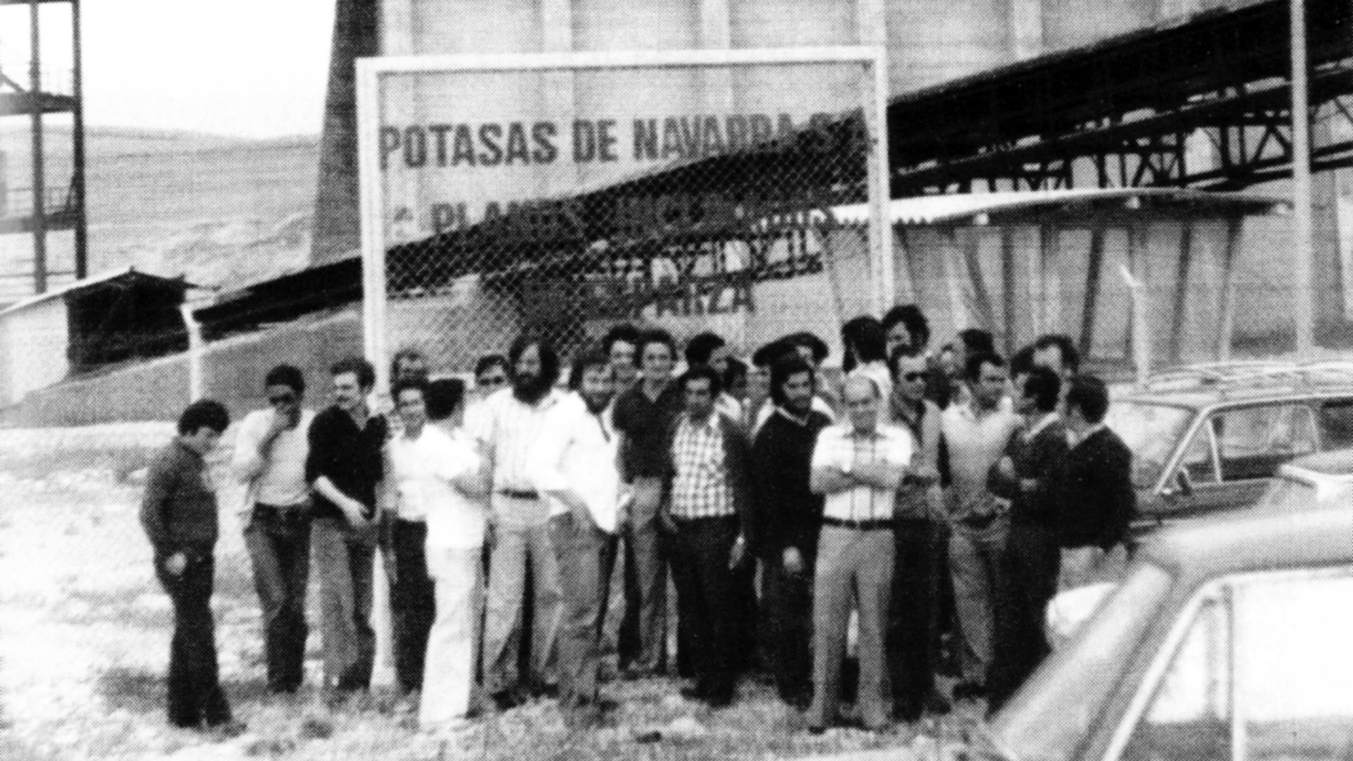 Despedidos de Potasas de Navarra, junto al pozo de Esparza en abril de 1975, en una fotografía publicada en el libro de Vicente Iriarte “Movimiento Obrero en Navarra (1967-1977)” /