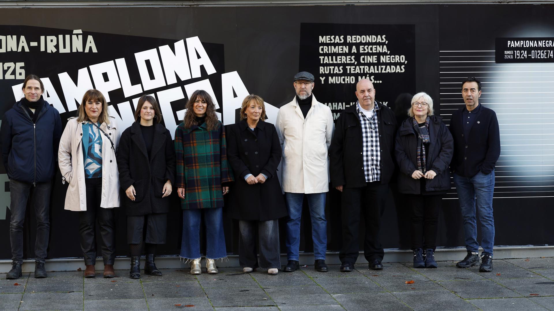 Desde la izquierda, Jan Krafft (Escuela Oficial de Idiomas de Pamplona), Virginia Arraiza (El Corte Inglés), Iosune Ojer (Servicio de Bibliotecas), Maider Beloki (concejala de Cultura de Pamplona), Susana Rodríguez Lezaun (directora de Pamplona), Alberto Cañada (responsable de programación de la Filmoteca), Oscar Orzaiz (director del Grupo de Teatro de la UPNA), Grego Navarro (directora del Teatro Gayarre) y Eduardo Nanclares (jefe de producción de Pamplona Negra)