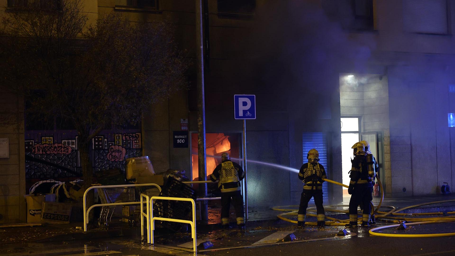 Fotos del incendio en un bazar de la avenida Marcelo Celayeta