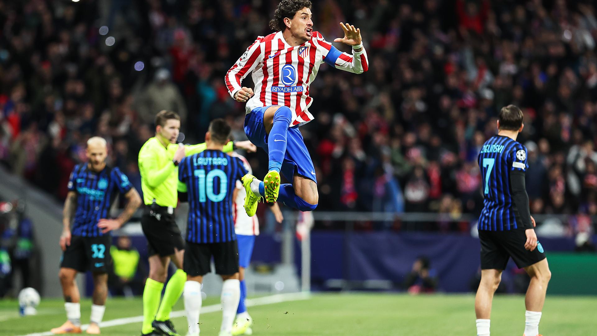 Jose Maria Gimenez celebra el tanto anotado en el descuento que daba la victoria al Atlético de Madrid contra el Inter de Milán