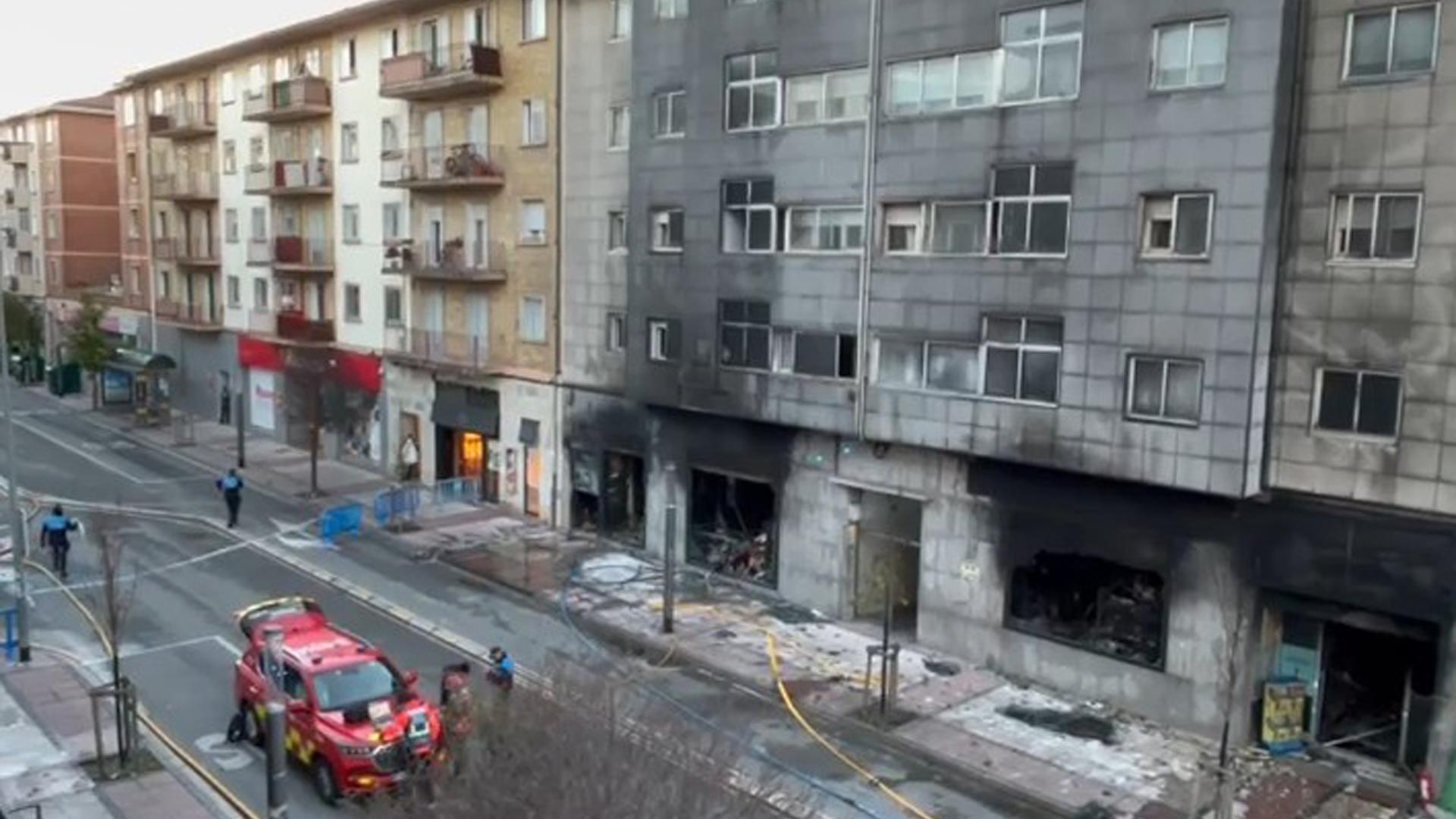 Así ha quedado el bazar del barrio de la Rochapea tras el espectacular incendio de este miércoles