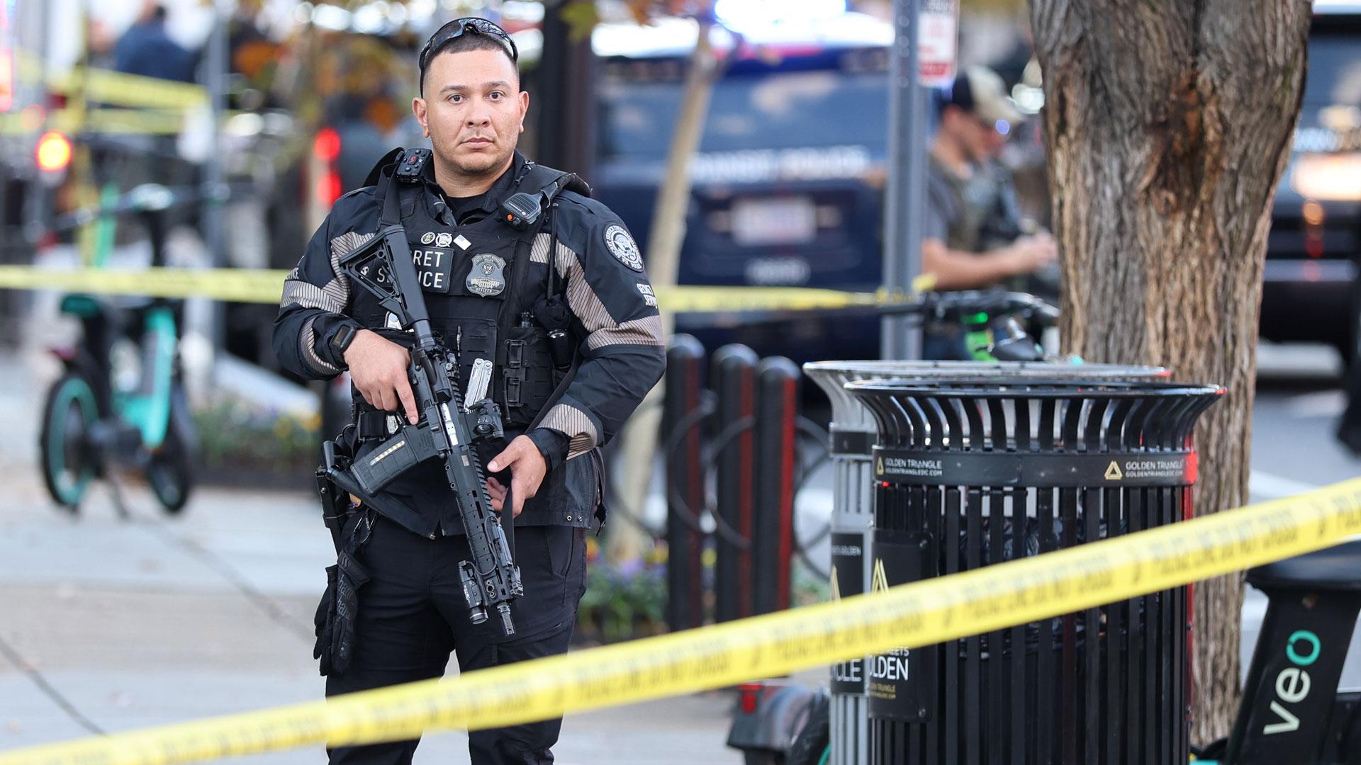 Un agente del Servicio Secreto de los Estados Unidos vigila cerca de la Casa Blanca tras el tiroteo en el que murieron dos soldados