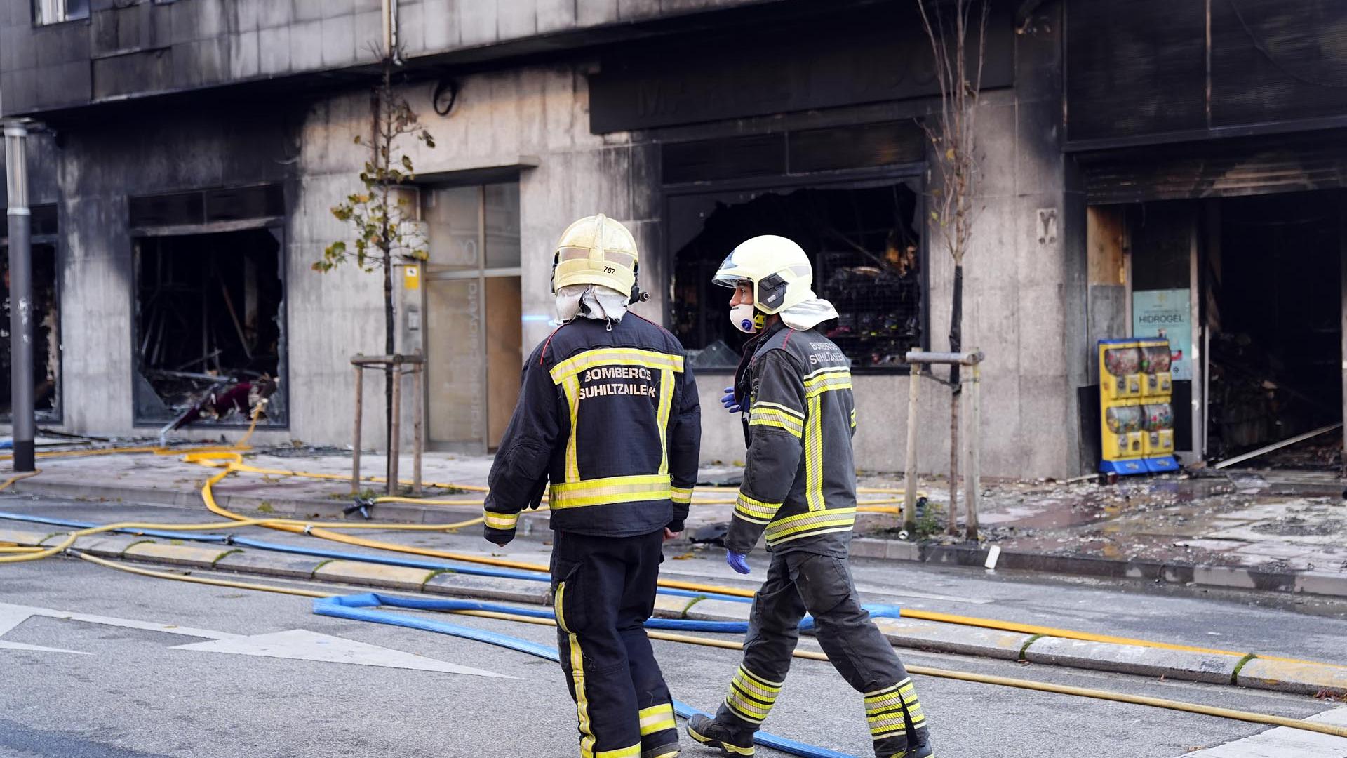 Fotos del incendio de un bazar en la Rochapea.