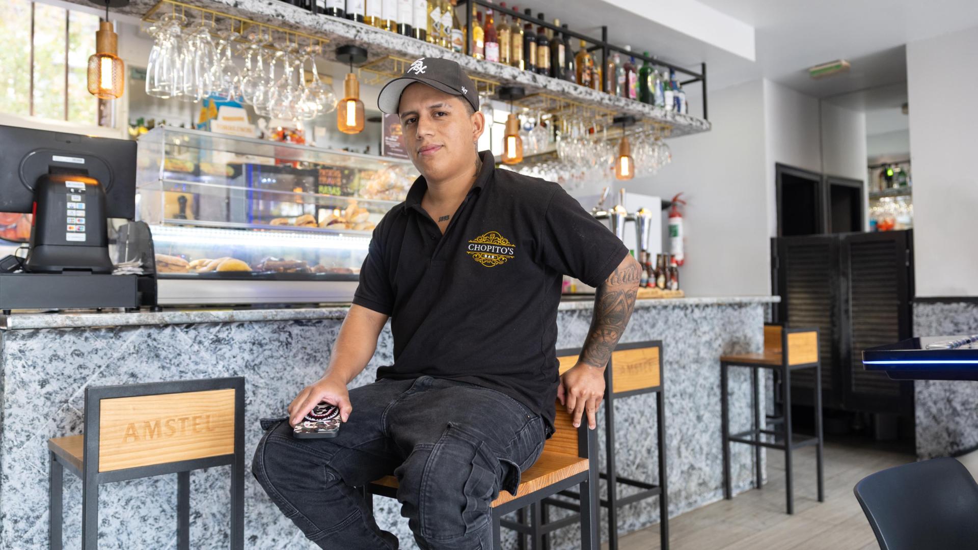 Michael Guerra Serrano, en el interior del Chopito's Bar de Tudela