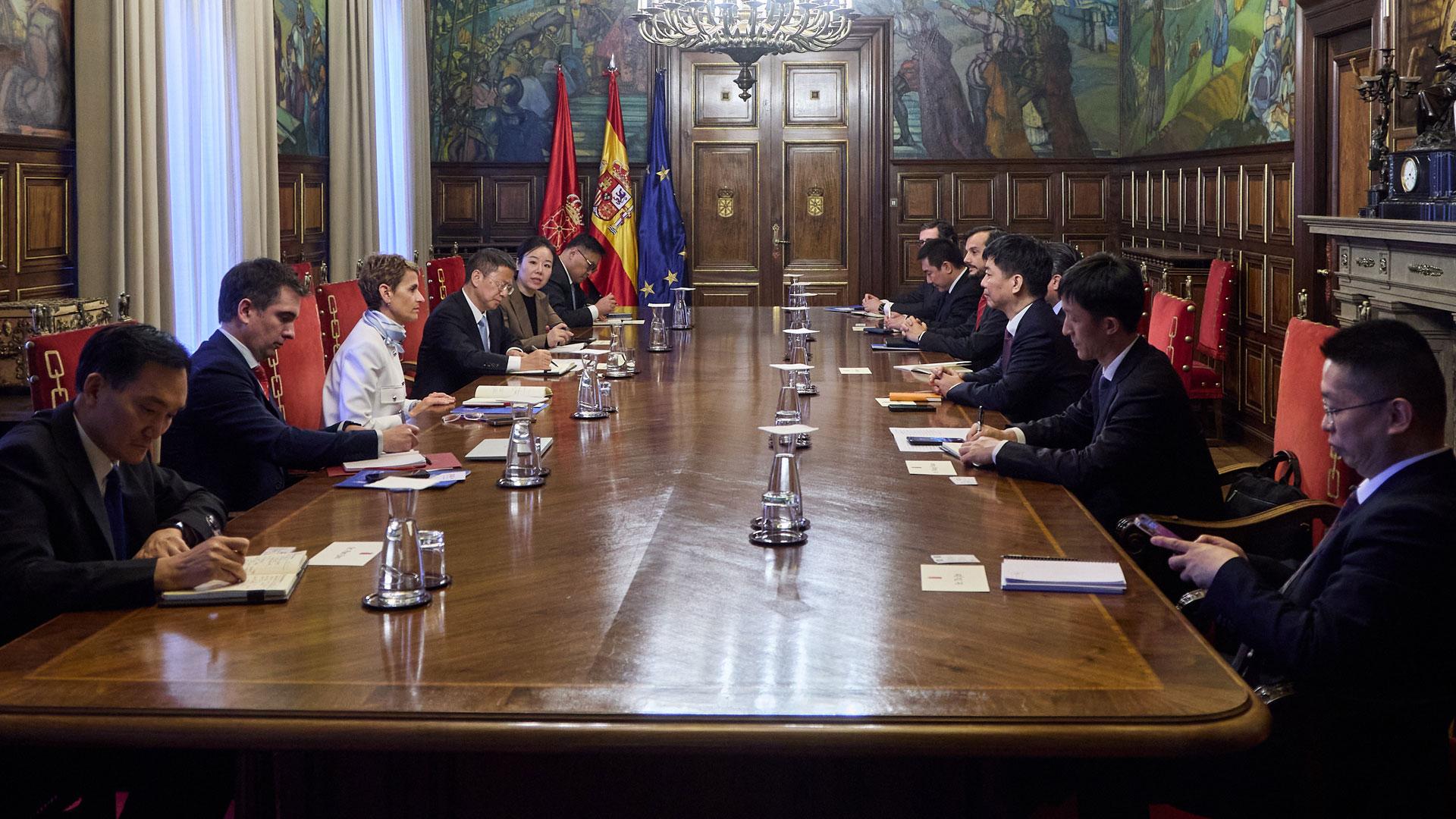 Un momento de la reunión de la presidenta María Chivite con la delegación de representantes de las empresas ChinaLink ESGT y Energy China