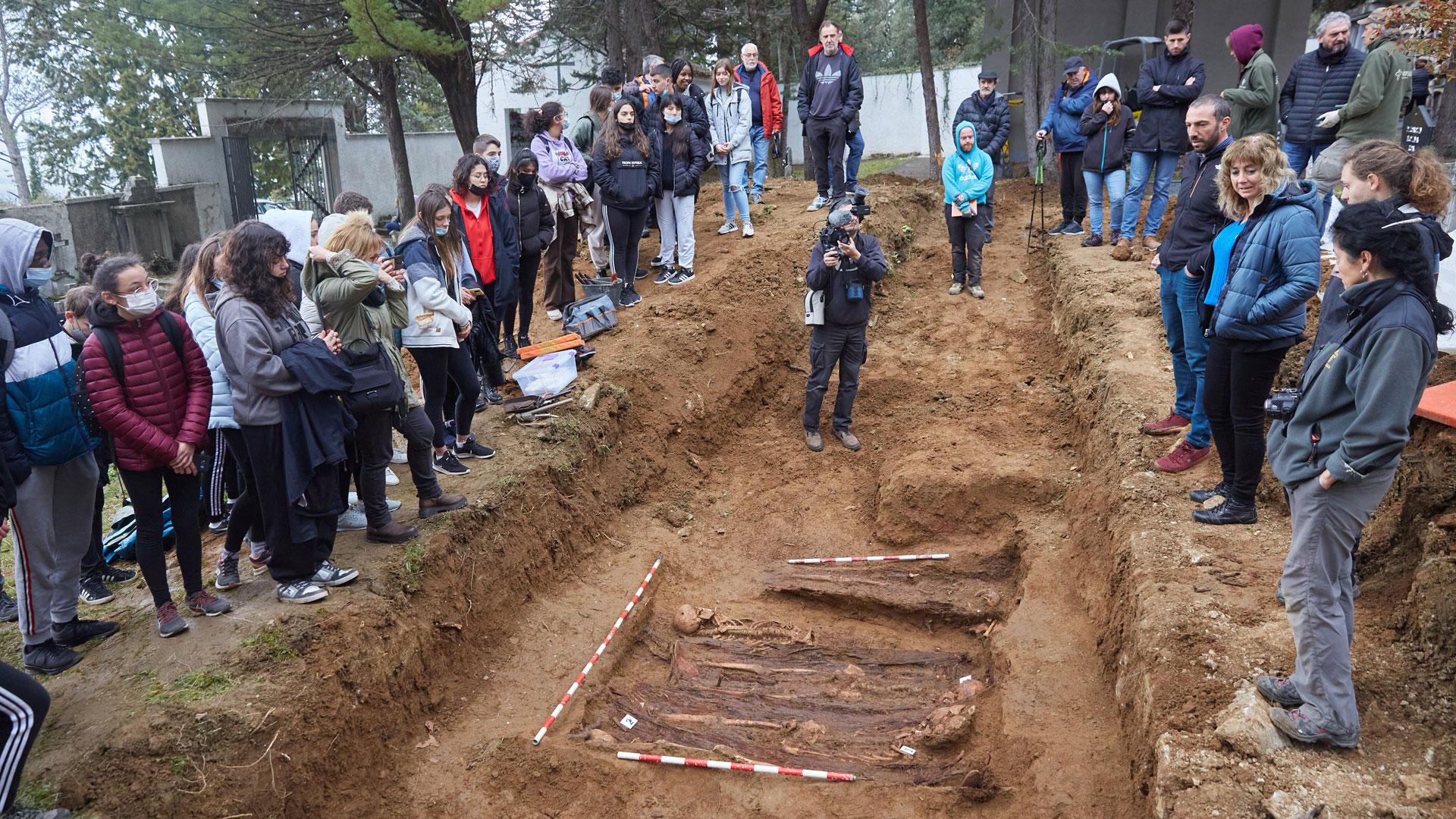 Exhumación en el cementerio municipal de Berriozar en marzo de 2022