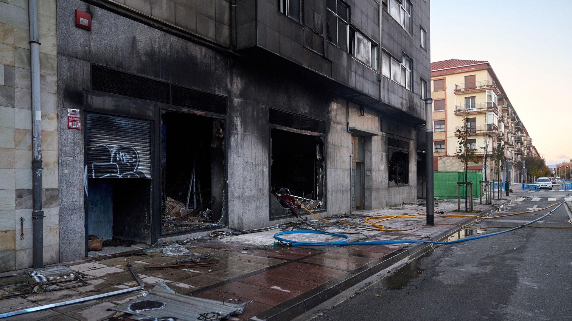 Estado en el que ha quedado el bazar tras el incendio ocurrido este miércoles en la Rochapea