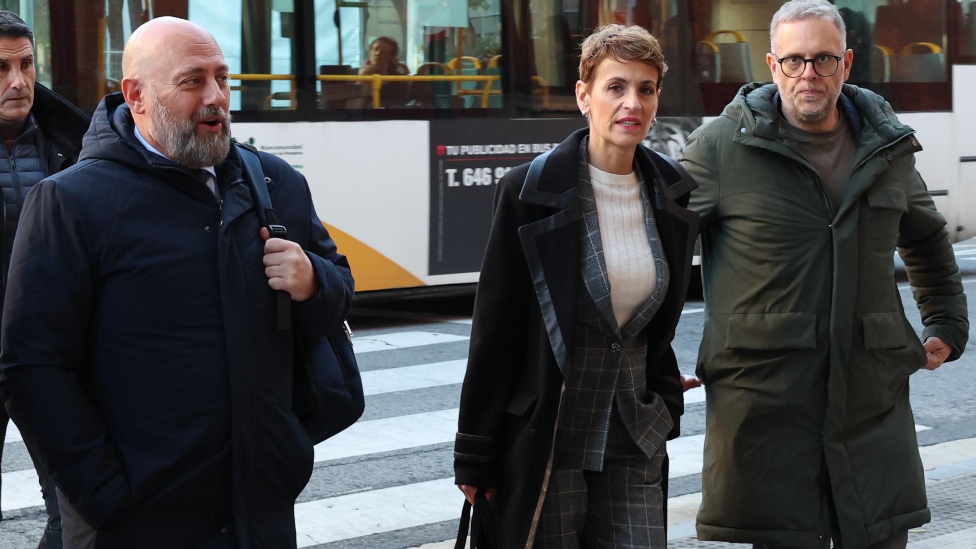 María Chivite y José Luis Arasti, llegando al Parlamento