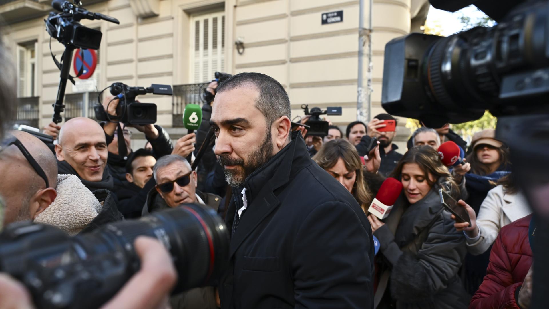 El comisionista y presunto corruptor Víctor de Aldama a su salida de la Audiencia Nacional, donde ha comparecido este jueves ante el juez Ismael Moreno a consecuencia del informe de la UCO sobre contratos de compra de mascarillas en Canarias