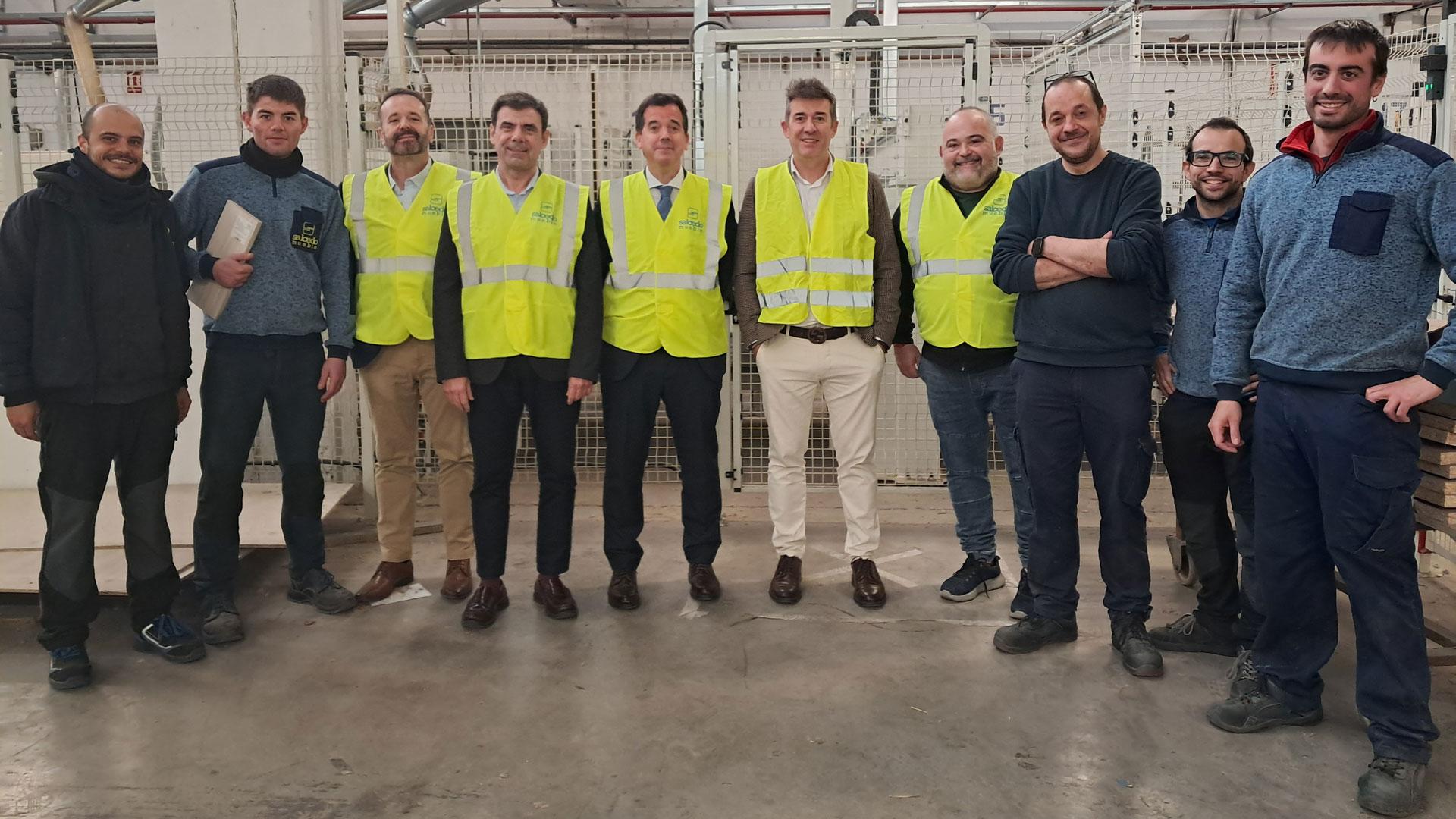 El consejero Irujo y a su derecha el presidente de ANEL, Ignacio Ugalde, y el director general Iñigo Arruti, además de personal de la cooperativa Salcedo Muebles de Viana