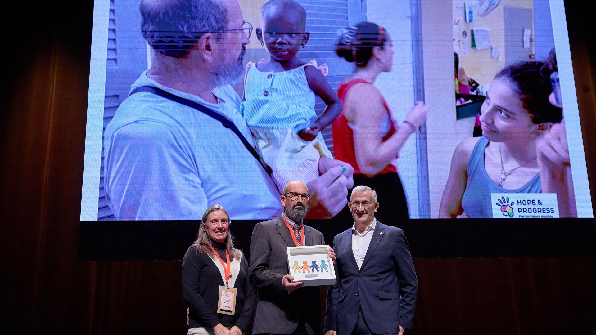 El vicepresidente Taberna y Natalia Herce en la entrega de la distinción a la Persona Voluntaria de Navarra 2025 al cirujano pediátrico Carlos Bardají
