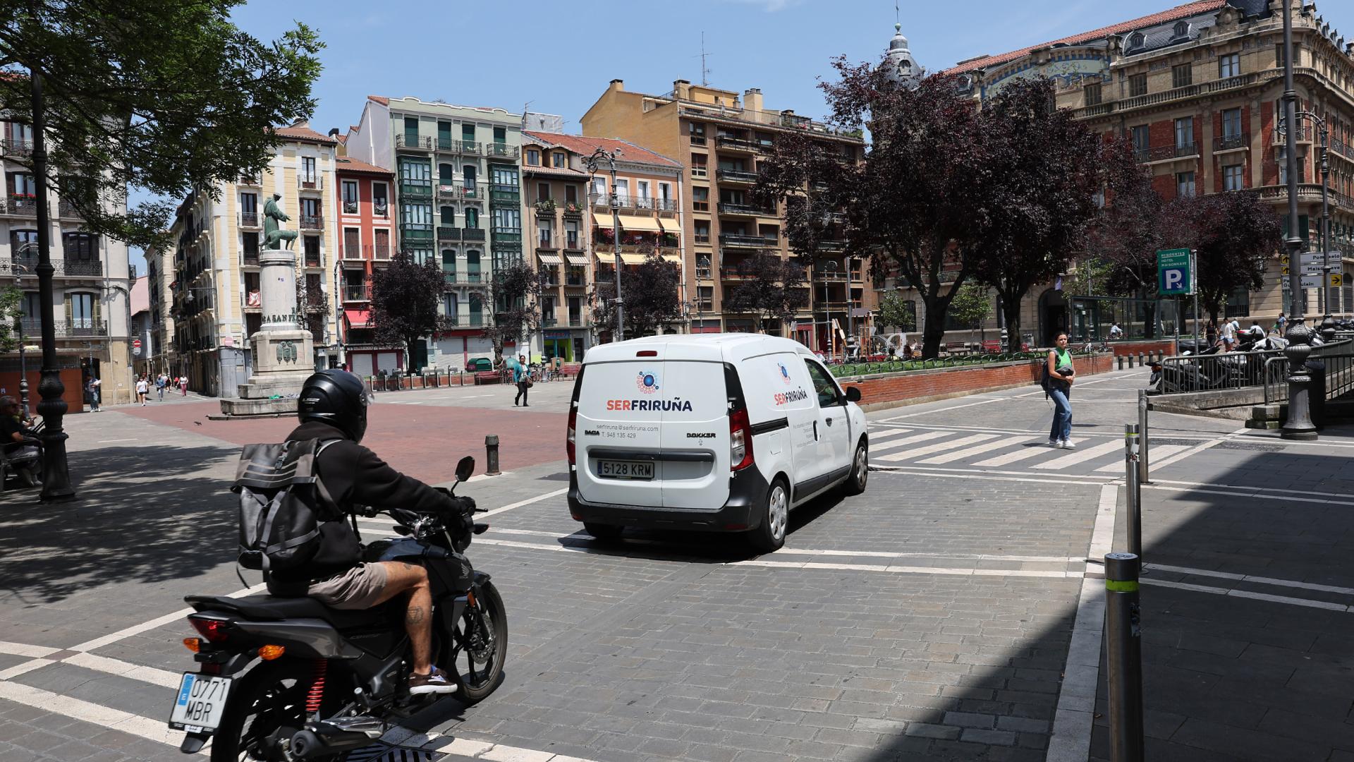*A: JOSE CARLOS CORDOVILLA *F: 09-06-2025 *P: *L: PAMPLONA *T: PLAZA DE SAN FRANCISCO. VEHICULOS EN CASCO ANTIGUO. LOS VEHICULOS SIN ETIQUETA AMBIENTAL SALVO RESIDENTES, NO PODRAN ENTRAR AL CASCO ANTIGUO DE PAMPLONA DESDE EL 1 DE ENERO