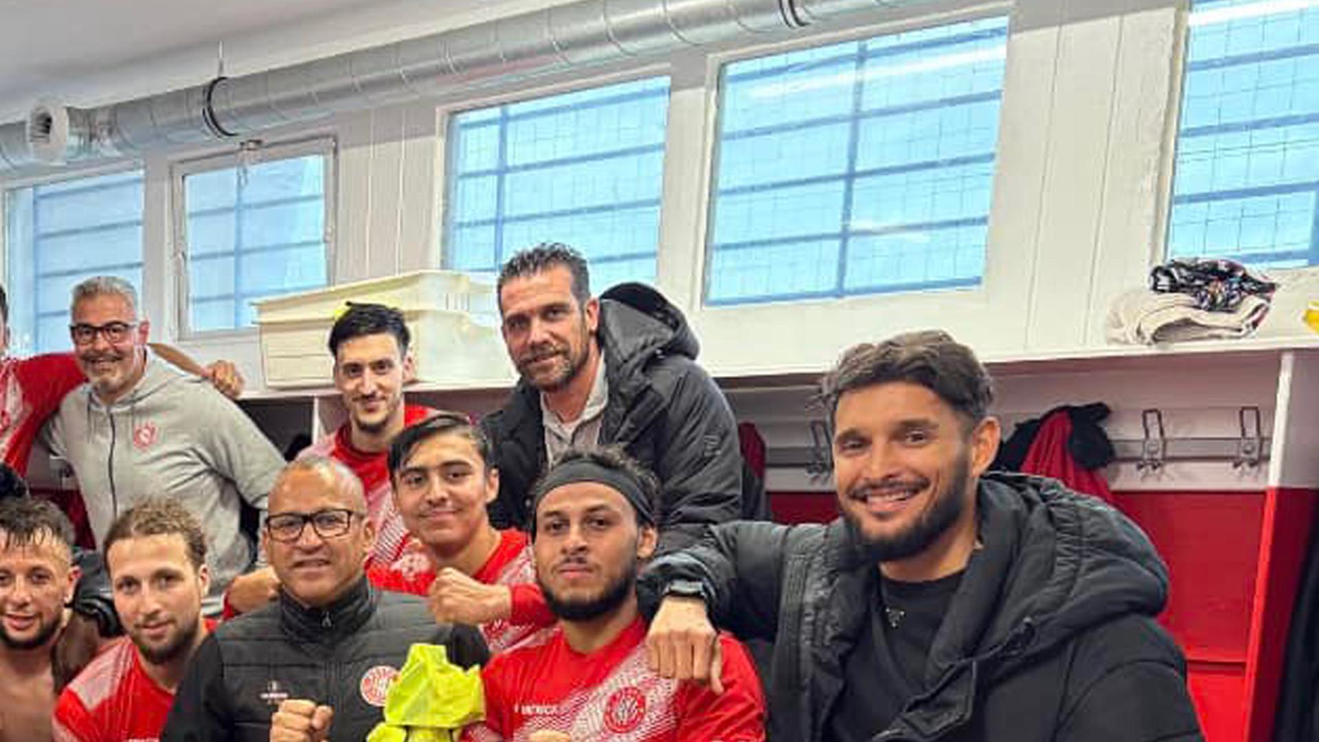Liassine Cadamuro junto a sus compañeros del Sporting Club Berre
