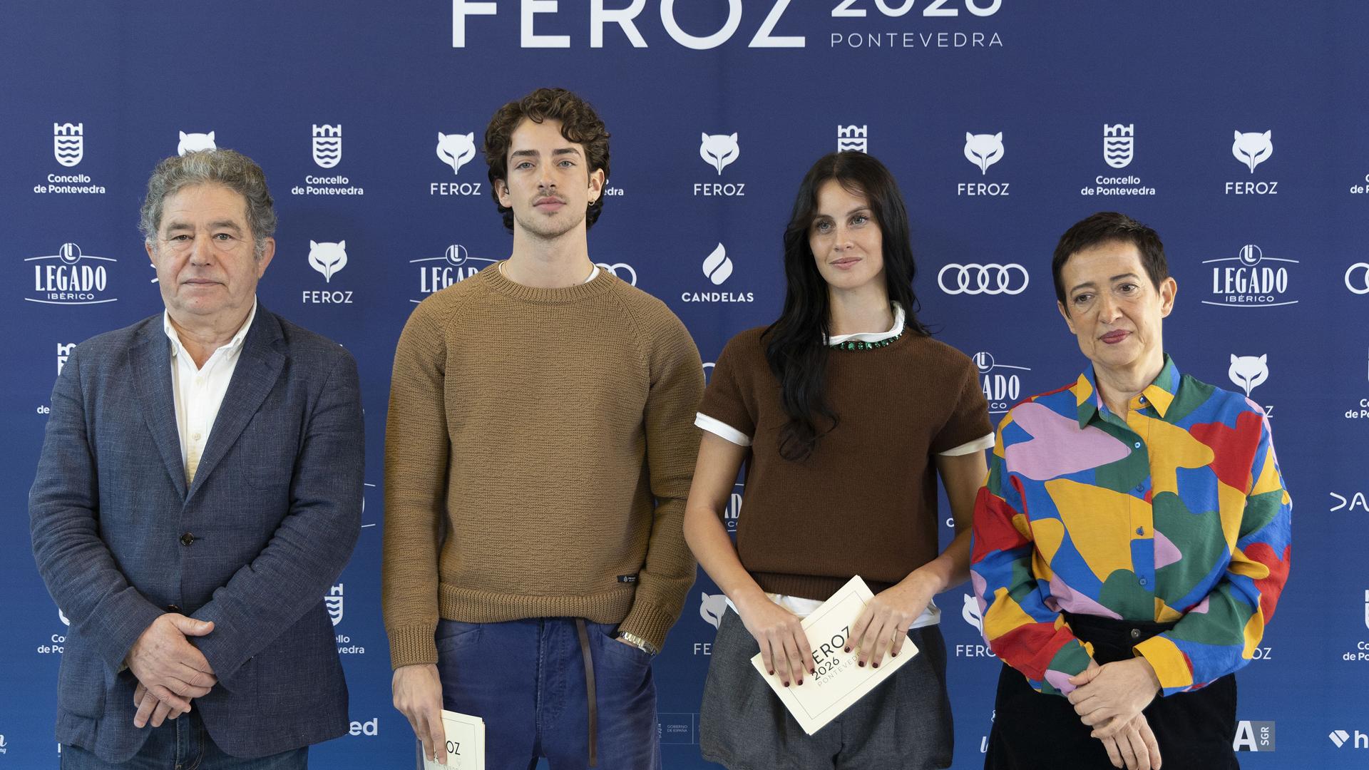 La directora de la Asociación de Informadores Cinematográficos de España (AICE), María Guerra (derecha), el alcalde de Pontevedra, Miguel Anxo Fernández Lores (izquierda) y los actores Milena Smit y Manu Ríos, este jueves, durante la lectura de las nominaciones para los Premios Feroz