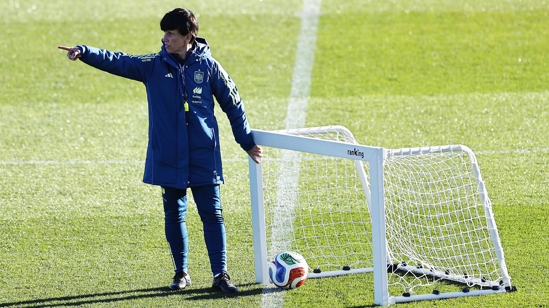 La seleccionadora nacional Sonia Bermúdez durante el entrenamiento llevado a cabo este jueves en la Ciudad Deportiva de Las Rozas para preparar el partido de ida de Liga de Naciones que mañana disputarán ante Alemania en el Fritz-Walter-Stadion de Kaiserslautern