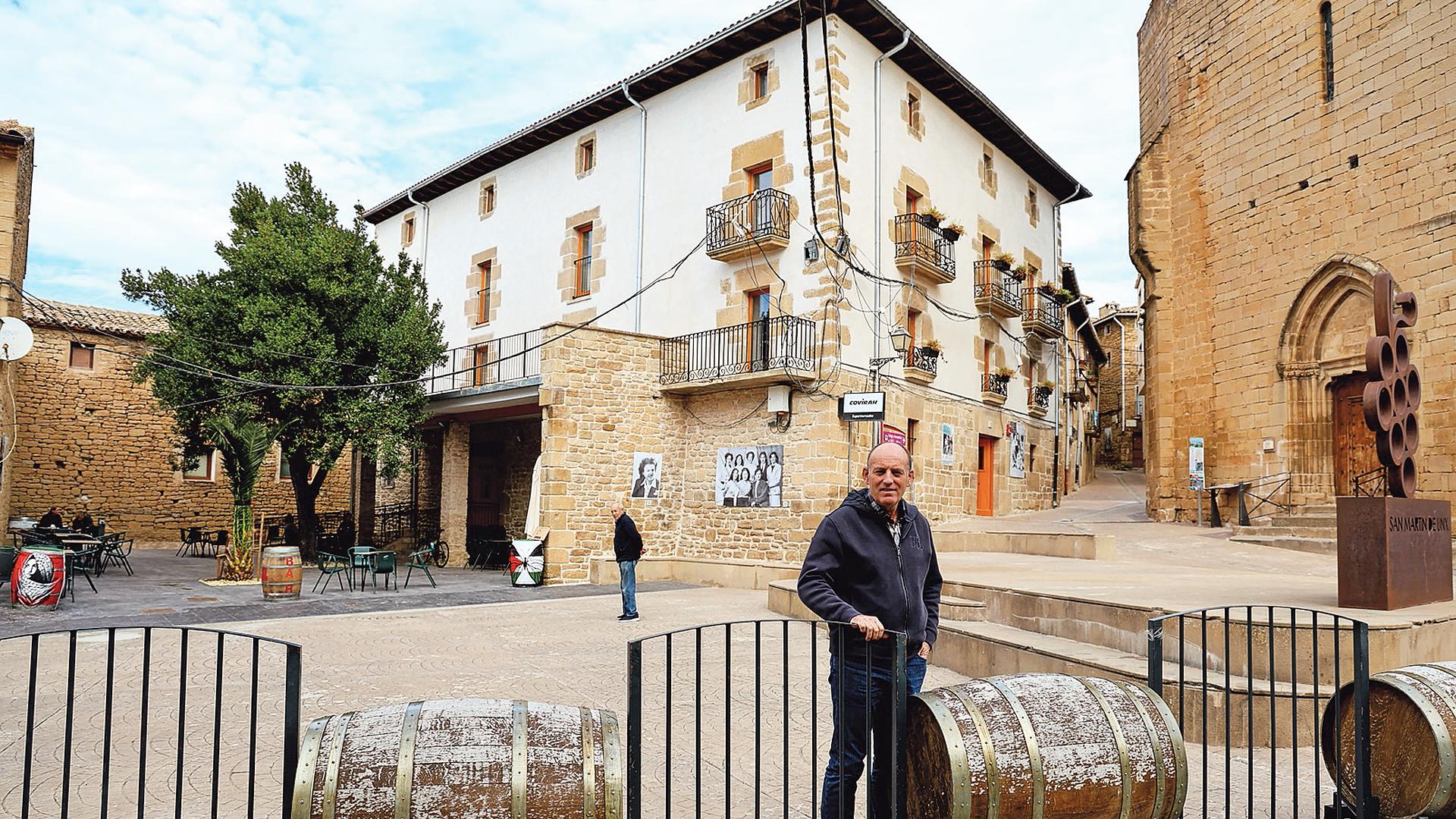 Javier Leoz, alcalde de San Martín, frente a Casa Muruzábal y el espacio ganado en la plaza