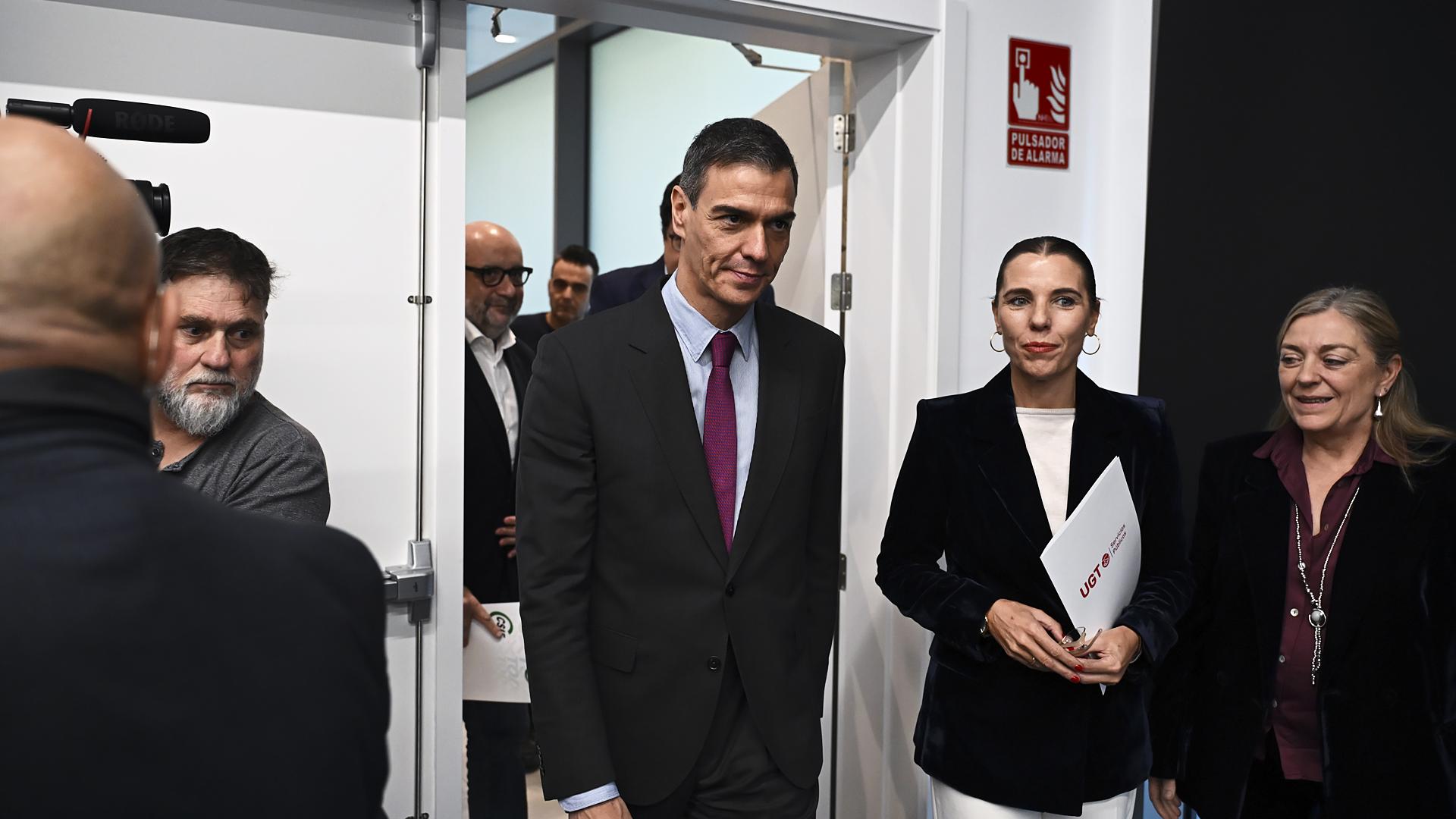 El presidente del Gobierno, Pedro Sánchez, y la secretaria general de UGT Servicios Públicos, Isabel Araque (2ª dcha.), durante la firma del acuerdo para la mejora de las condiciones laborales y salariales de los empleados públicos