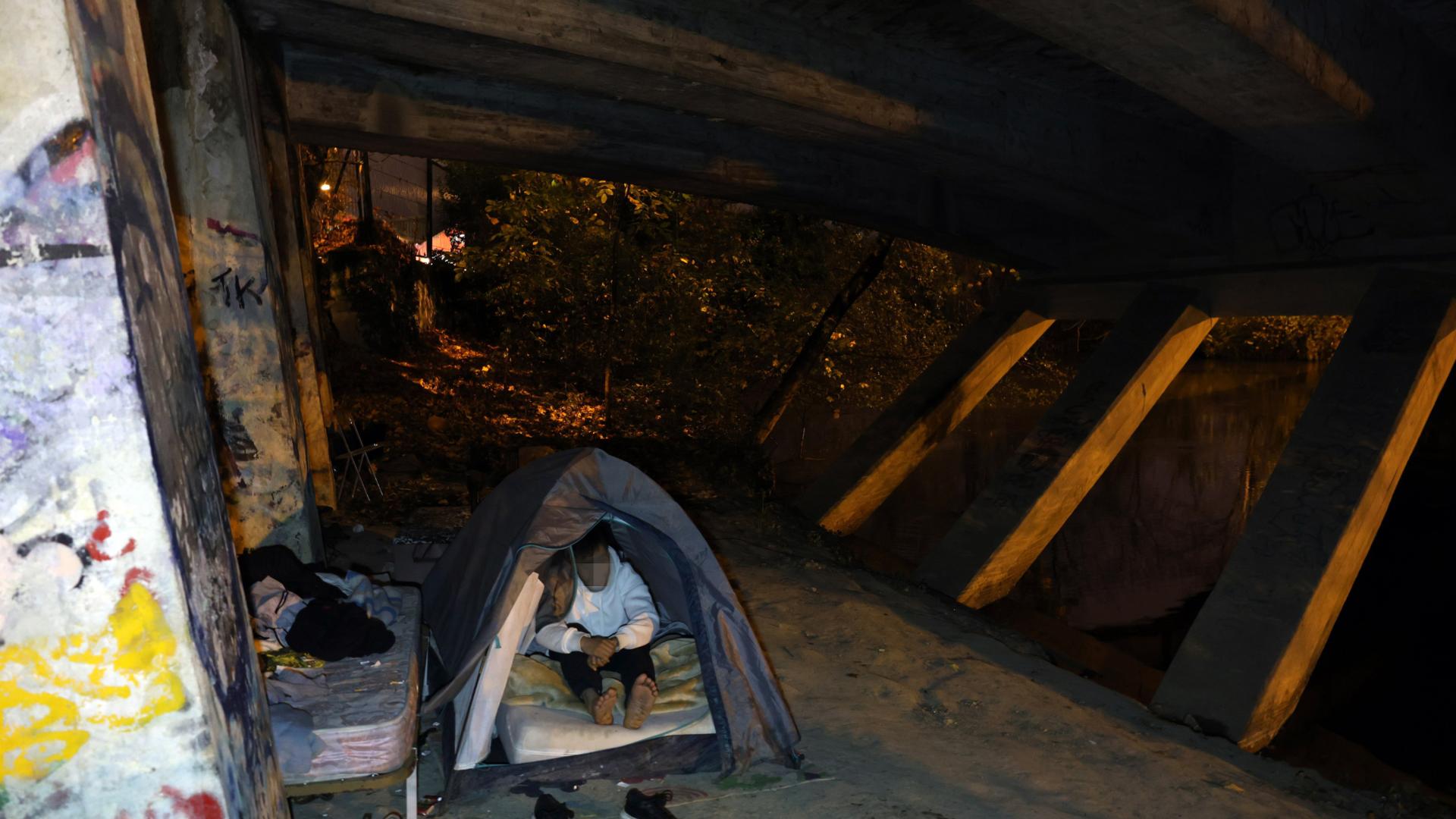 Mohamed, marroquí de 25 años, duerme desde hace meses en este puente. Esta imagen se tomó la noche del jueves 20 de noviembre.