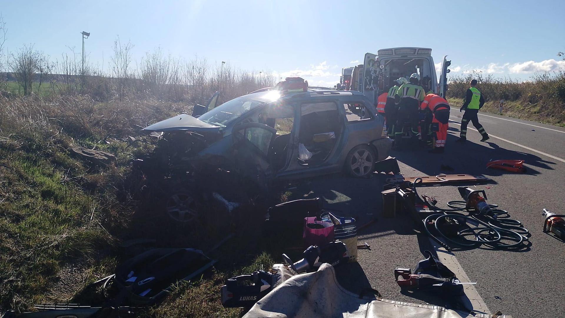 La conductora del vehículo siniestrado ha tenido que ser liberada por los bomberos